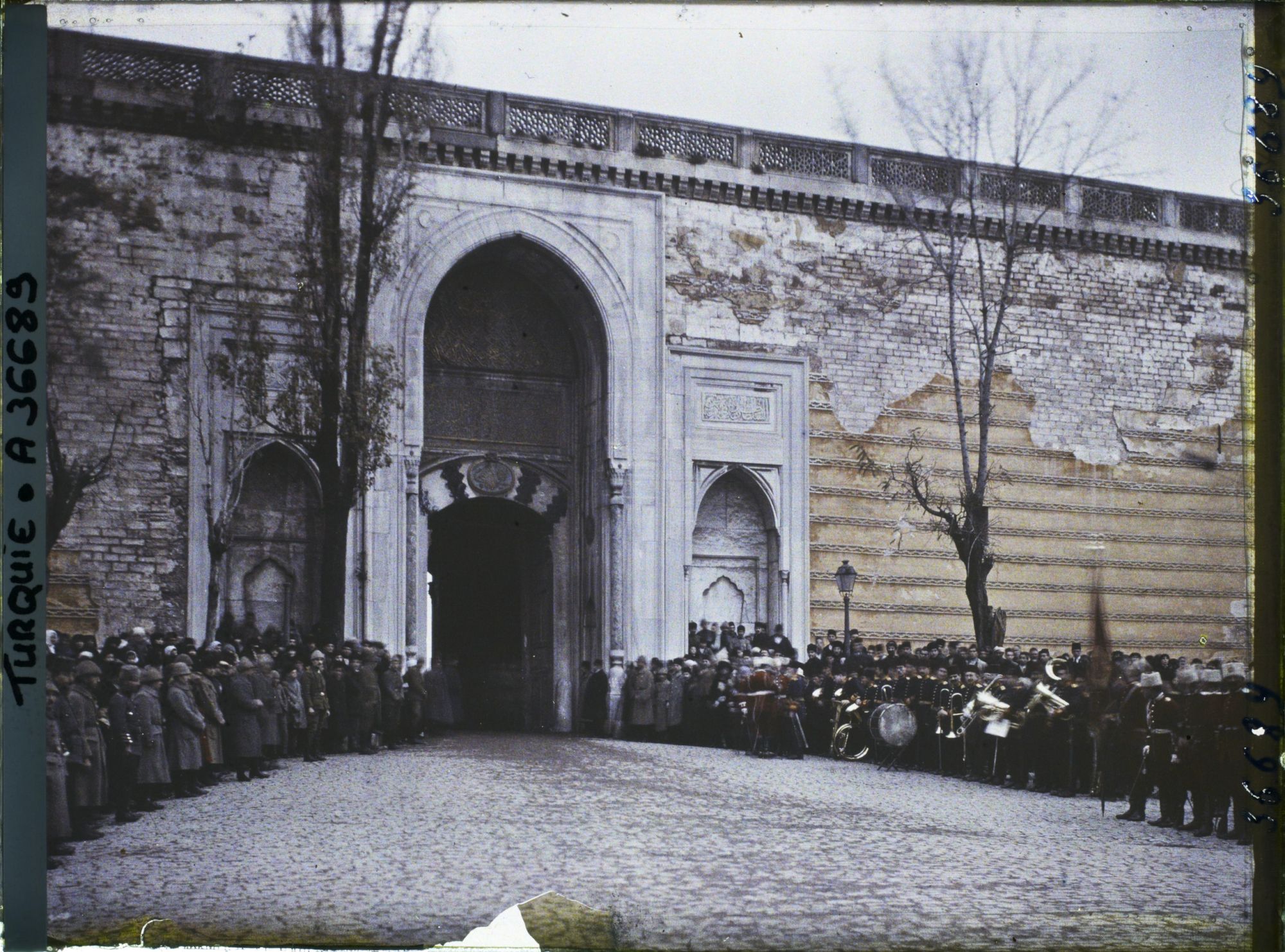 Image représentant Turquie, Constantinople, Porte de Top-Kapou Sérail au moment du passage du Calife