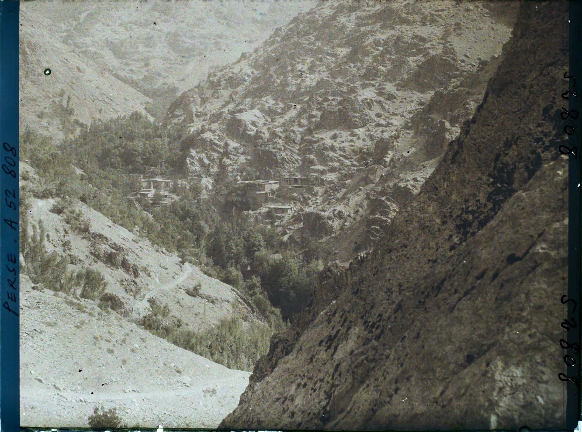 Image représentant Village à flanc de montagne, chaîne de l'Elbourz