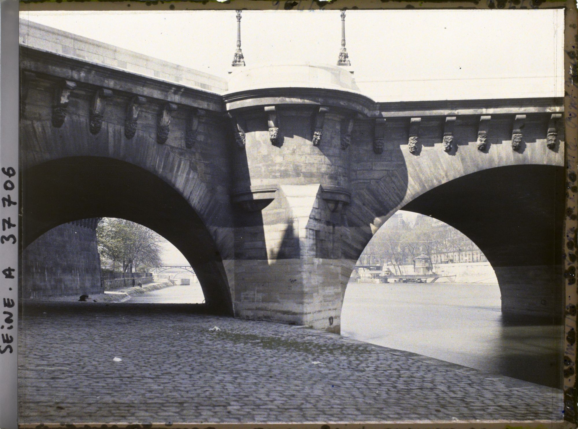 Image représentant Les arches du Pont-Neuf, en direction du Louvre