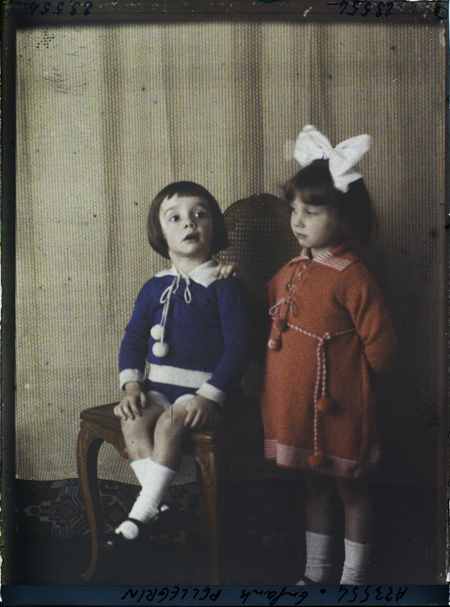 Image représentant Les enfants du lieutenant-colonel  https://musee-albert-kahn.s-museum.fr/home/NWQ2OTAwYzNmYjZlZTk1ZWQwODJmMjY4L2dlbmVyaWMtbm90aWNlLXRhYi9hdXRob3JpdHkvNjE3YTc5ZjVjZjhiODk2OGIzMzM3ZDIx/5d6900c3fb6ee95ed082f268/generic-notice-tab/authority/617a79ebcf8b8968b3337568 Ferdinant Pellegrin  https://musee-albert-kahn.s-museum.fr/home/NWQ2OTAwYzNmYjZlZTk1ZWQwODJmMjY4L2dlbmVyaWMtbm90aWNlLXRhYi9hdXRob3JpdHkvNjE3YTc5ZjVjZjhiODk2OGIzMzM3ZDIx/5d6900c3fb6ee95ed082f268/generic-notice-tab/authority/617a79ebcf8b8968b3337569 Robert et  https://musee-albert-kahn.s-museum.fr/home/NWQ2OTAwYzNmYjZlZTk1ZWQwODJmMjY4L2dlbmVyaWMtbm90aWNlLXRhYi9hdXRob3JpdHkvNjE3YTc5ZjVjZjhiODk2OGIzMzM3ZDIx/5d6900c3fb6ee95ed082f268/generic-notice-tab/authority/617a79ebcf8b8968b3337c1d Jacqueline