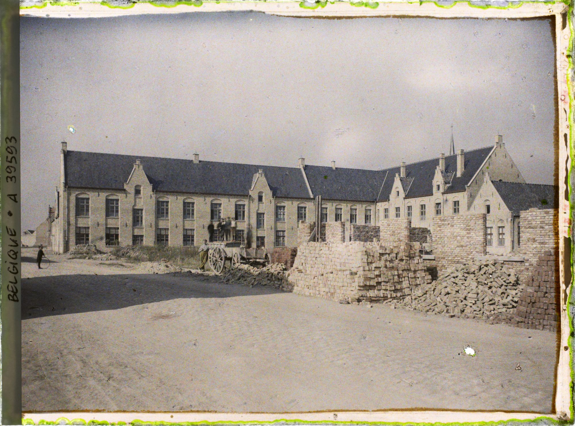 Image représentant Belgique, Zonnebeke, L'Hospice reconstruit.