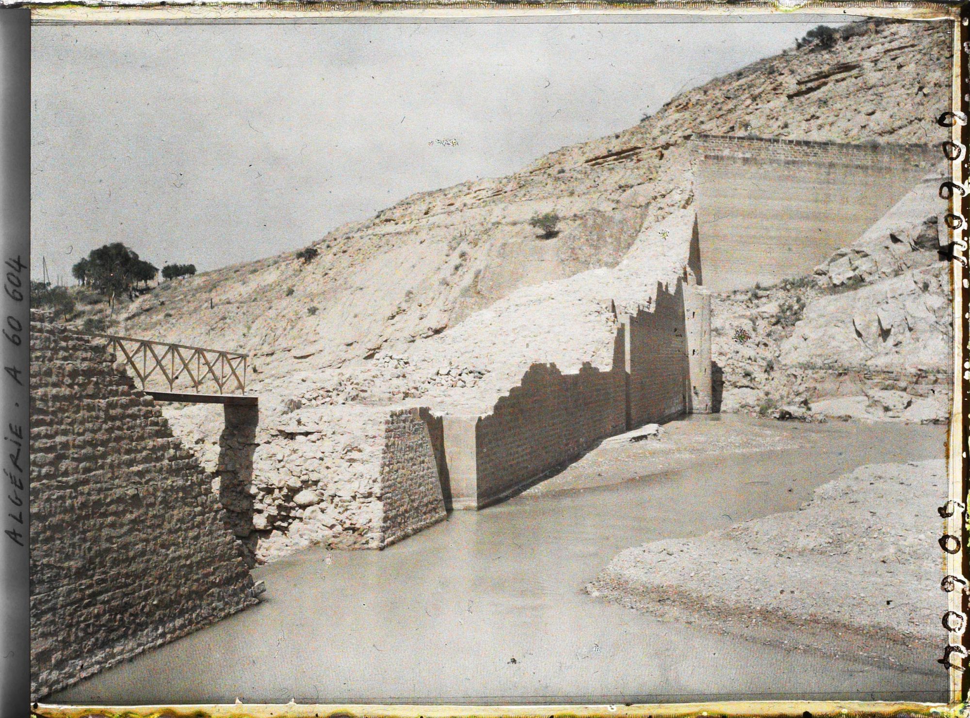 Image représentant Le barrage de l'Habra, la brèche vue de l'amont