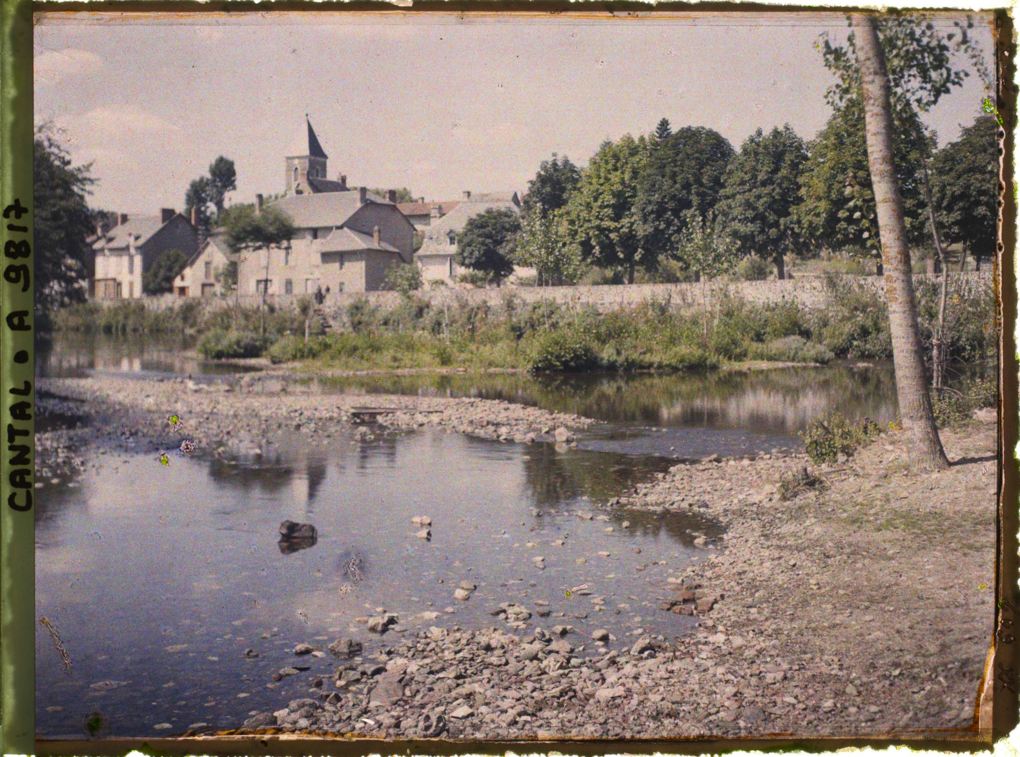 Image représentant Vue sur la ville depuis les bords de la Cère, l'église au second plan