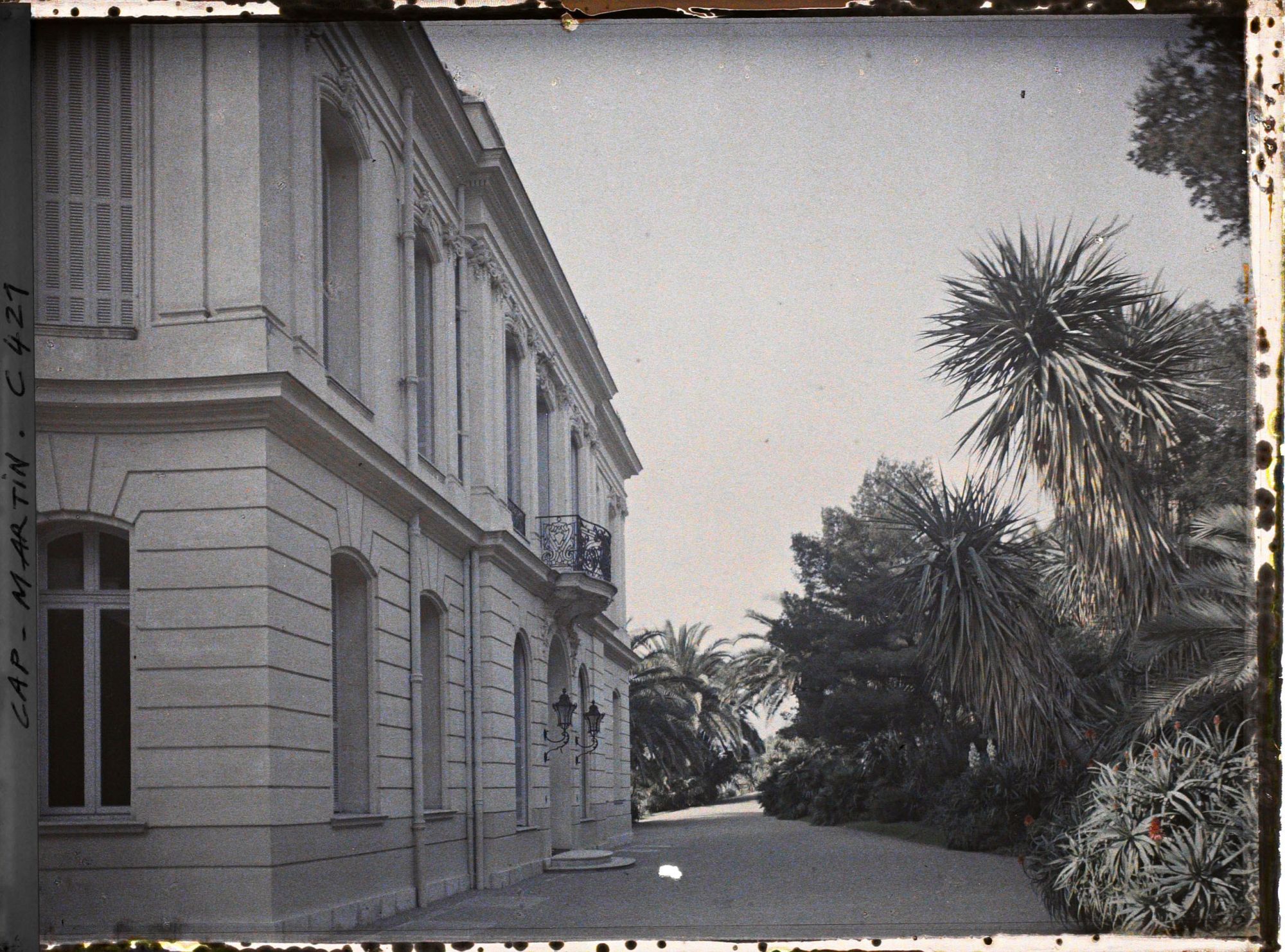 Image représentant Façade côté entrée de la grande villa
