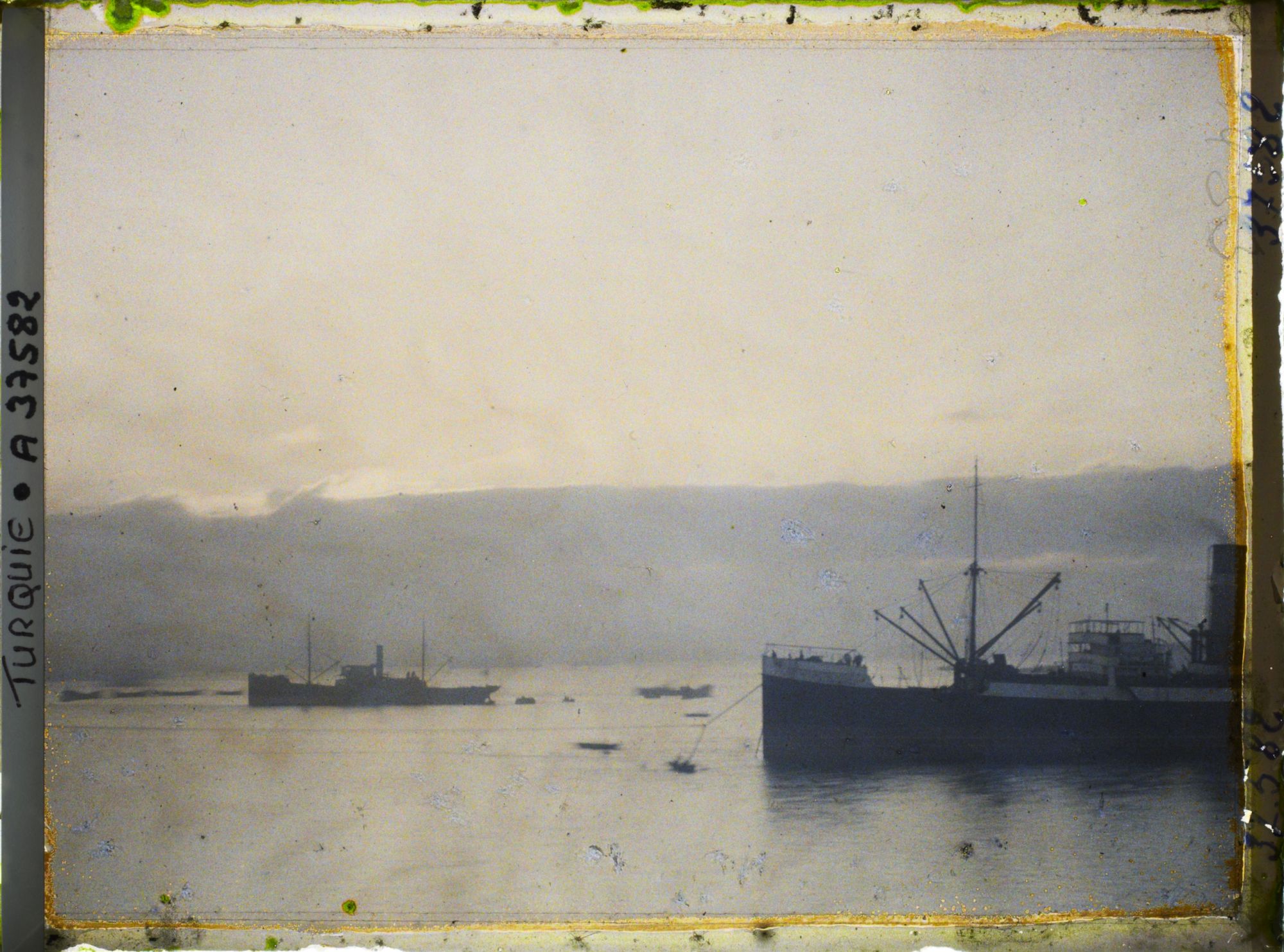 Image représentant Navires en rade sur la mer Marmara à l'aube