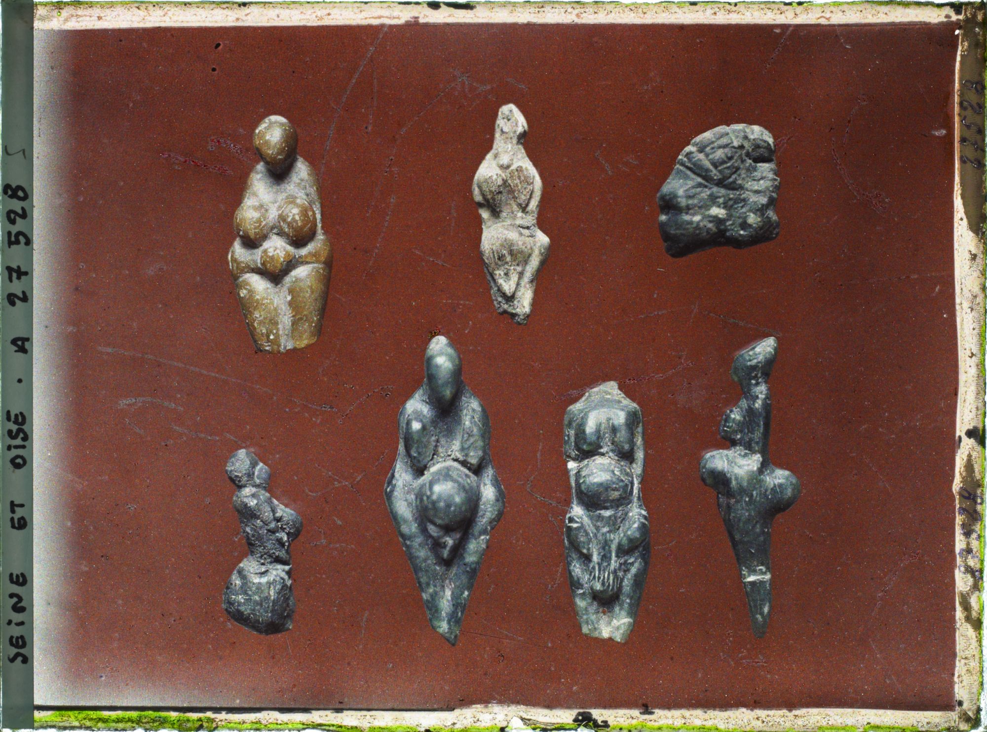 Image représentant France, St Germain-en-Laye, Grotte de Baoussé-Roussé. Figures humaines noires en Stéatite, la Jaune en Steatite également, la plus Claire (partie centrale en haut) en os.