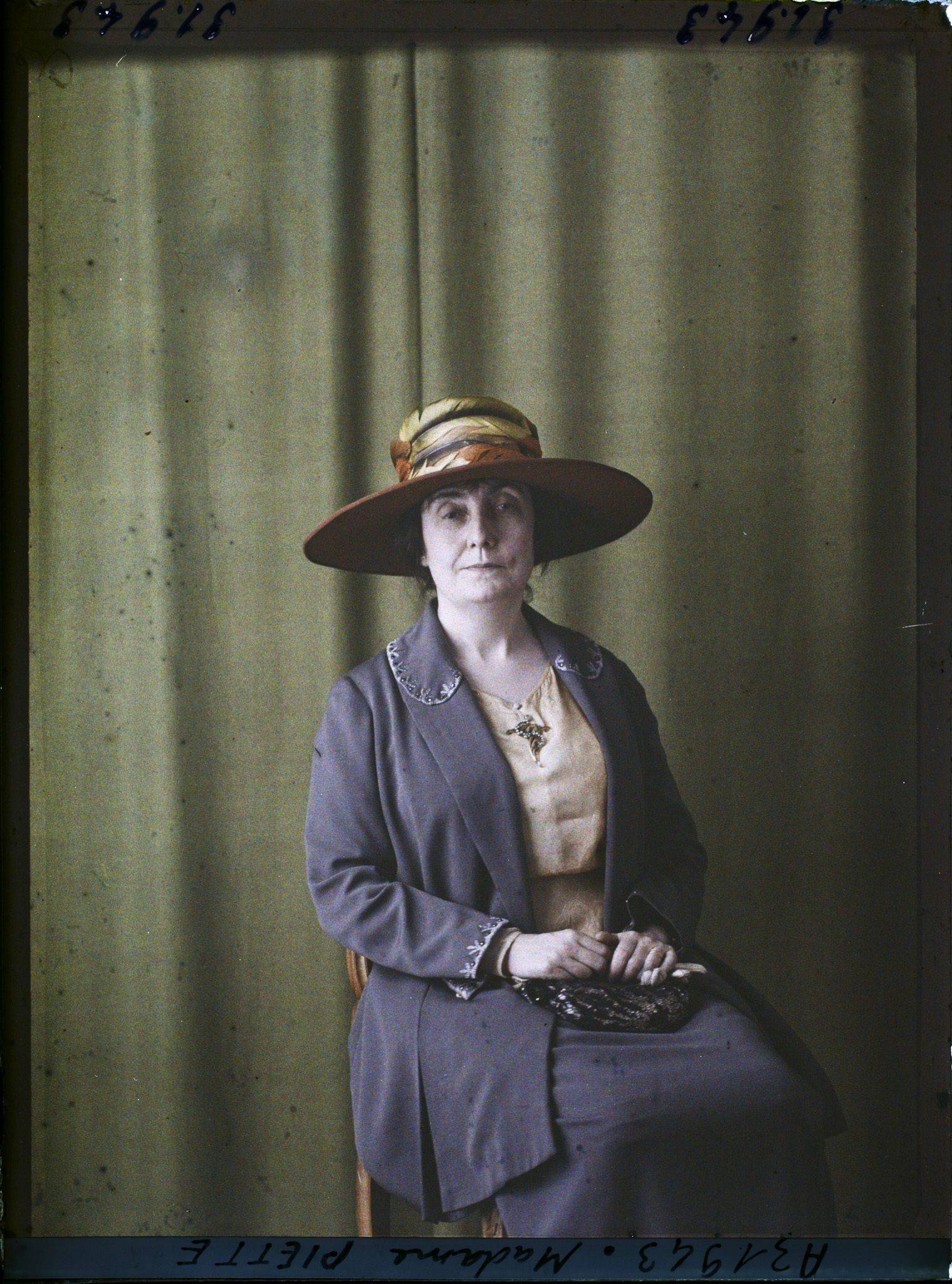 Image représentant https://musee-albert-kahn.s-museum.fr/home/NWQ2OTAwYzNmYjZlZTk1ZWQwODJmMjY4L2dlbmVyaWMtbm90aWNlLXRhYi9hdXRob3JpdHkvNjE3YTc5ZjVjZjhiODk2OGIzMzM3ZDIx/5d6900c3fb6ee95ed082f268/generic-notice-tab/authority/617a79ebcf8b8968b33375a4 Madame Marie-Louise Piette