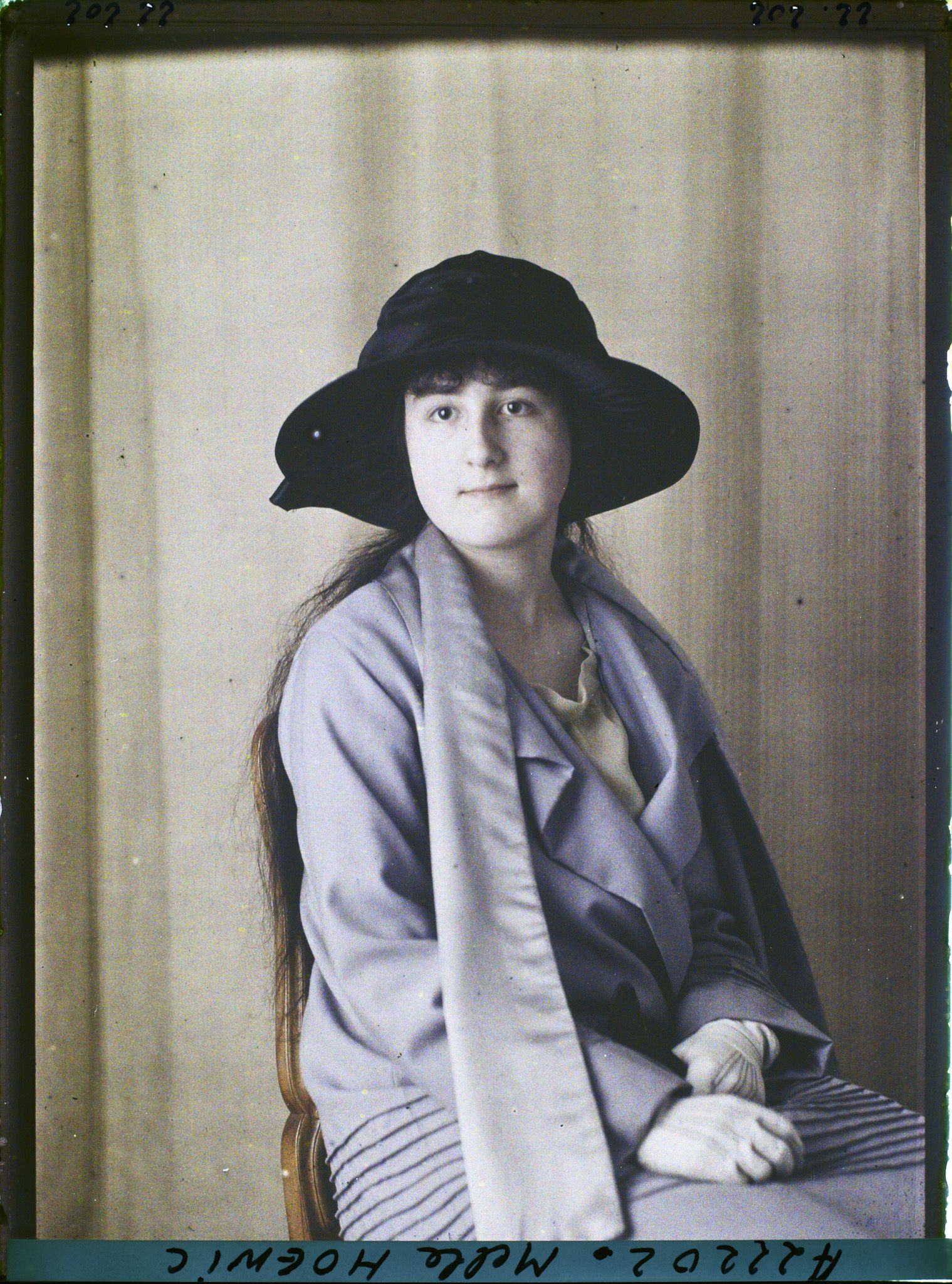 Image représentant https://musee-albert-kahn.s-museum.fr/home/NWQ2OTAwYzNmYjZlZTk1ZWQwODJmMjY4L2dlbmVyaWMtbm90aWNlLXRhYi9hdXRob3JpdHkvNjE3YTc5ZjVjZjhiODk2OGIzMzM3ZDIx/5d6900c3fb6ee95ed082f268/generic-notice-tab/authority/617a79ebcf8b8968b3337b75 Mademoiselle Hoenic