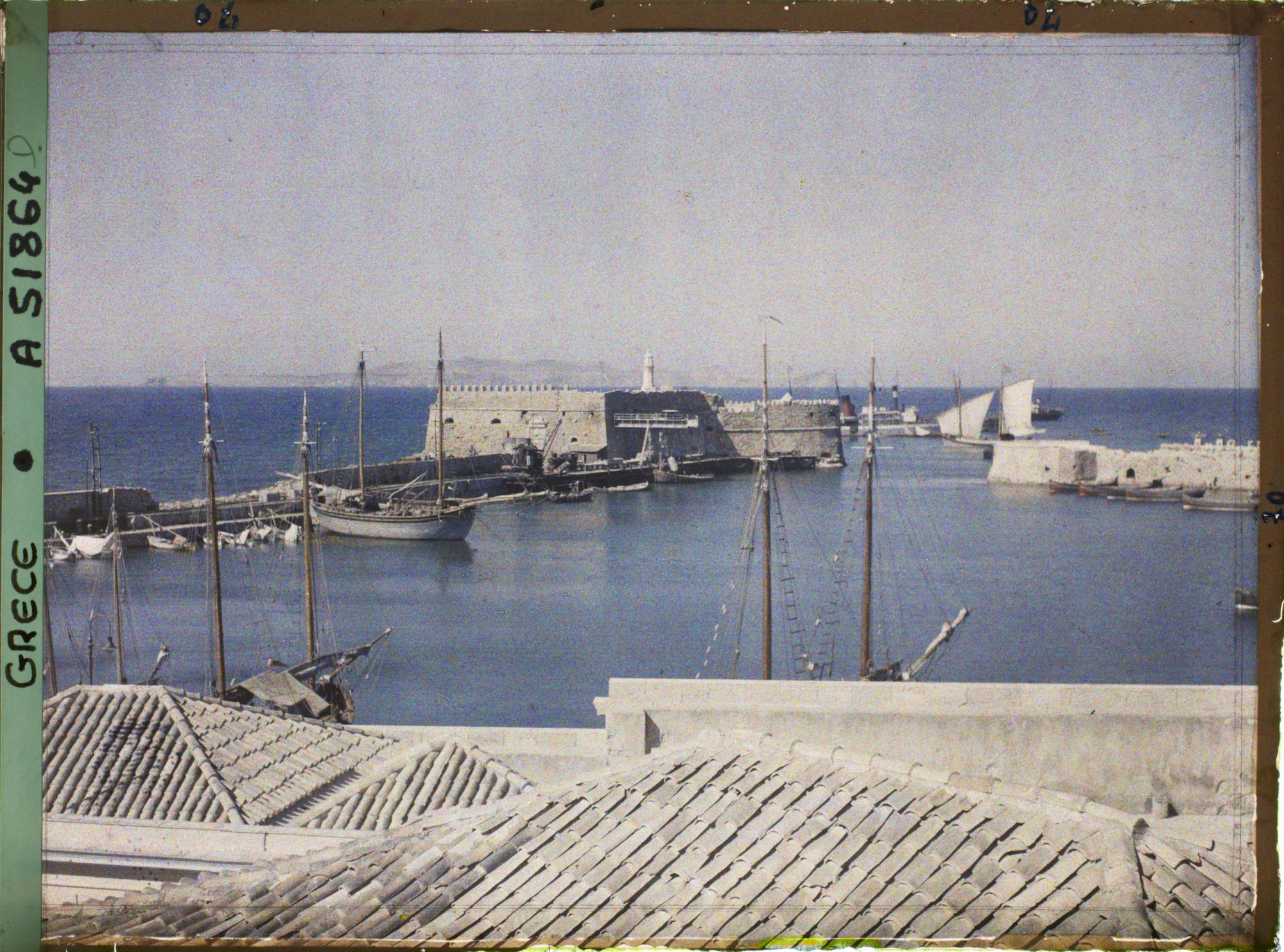 Image représentant Le petit port vénitien, avec son fort, et quelques bateaux, depuis la ville