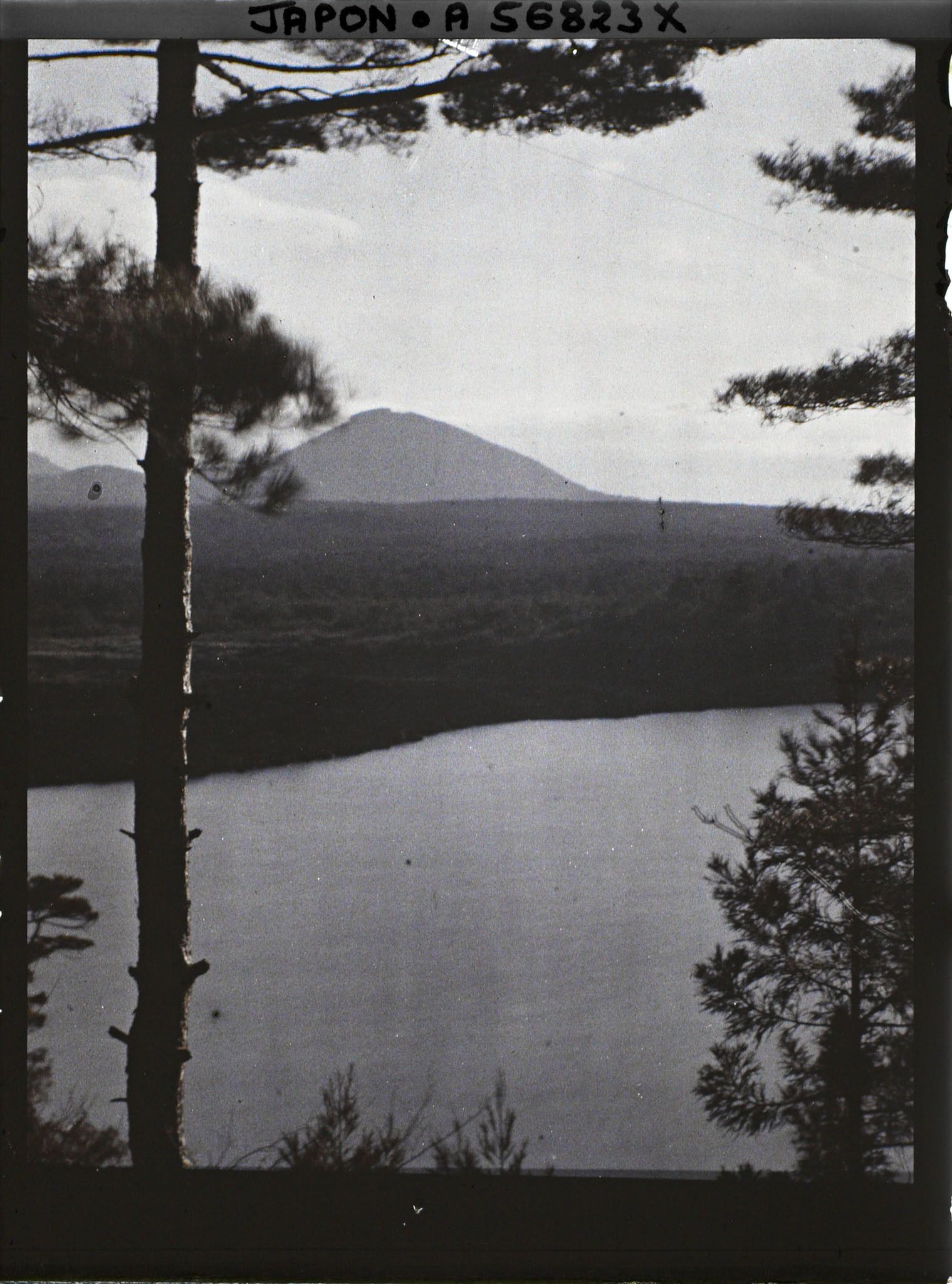 Image représentant Un des " cinq lacs du Fuji-san " (Fuji-no-ko)