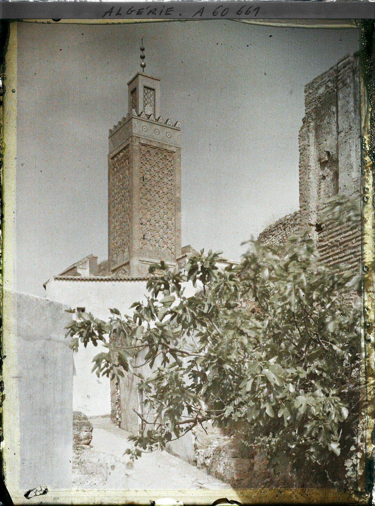Image représentant Une rue du village avec le minaret à l'arrière-plan