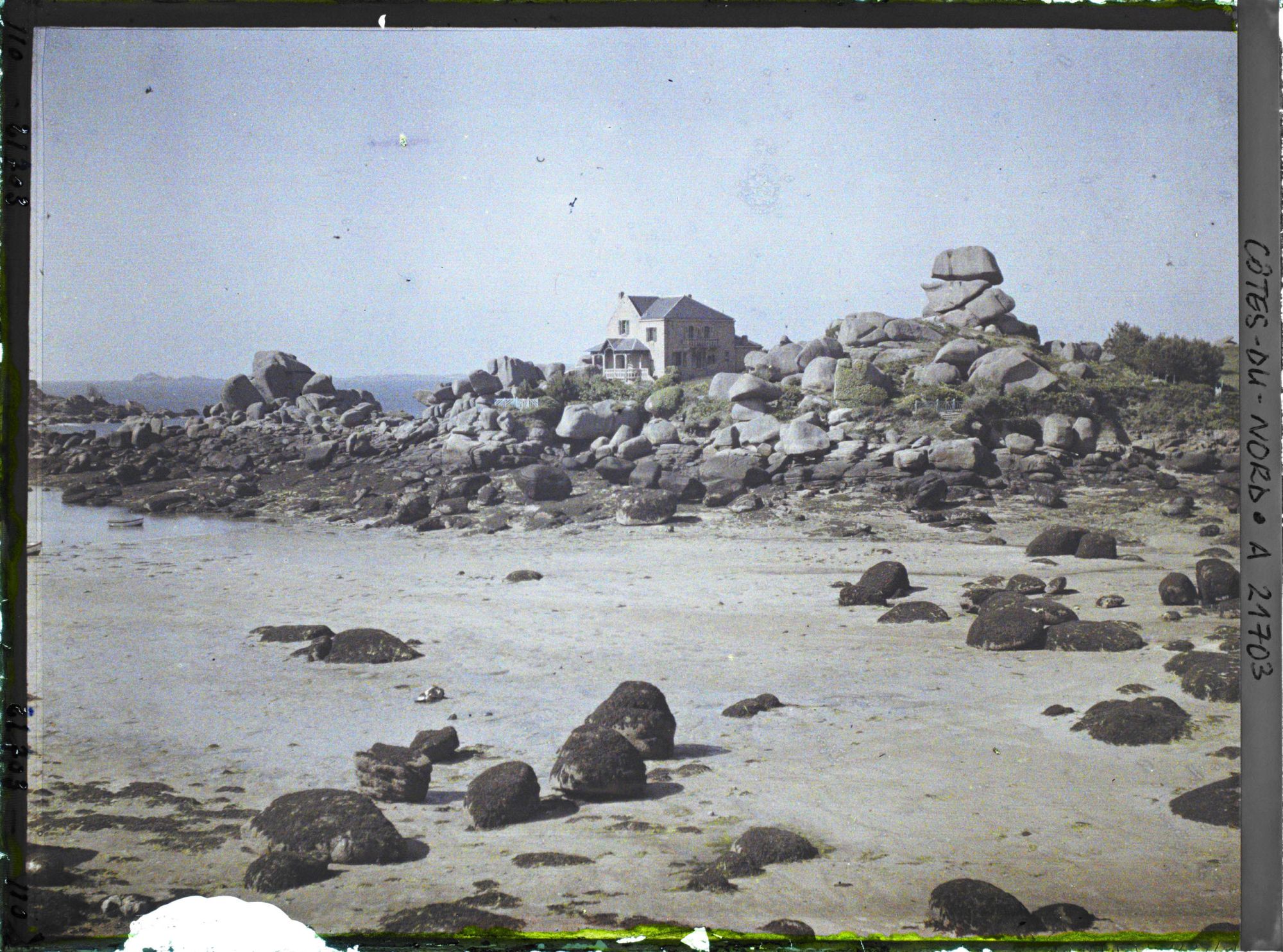 Image représentant Les rochers de Ploumanach, avec à droite le rocher dit "Chapeau de Napoléon"