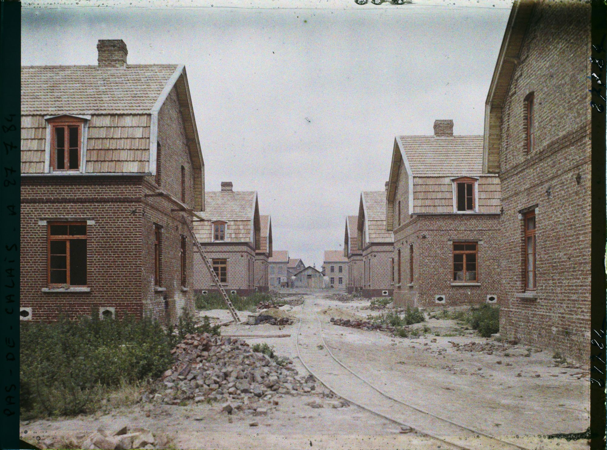 Image représentant France, Airon près de Lens, Corons des mines de Liévin - La rue Laplace