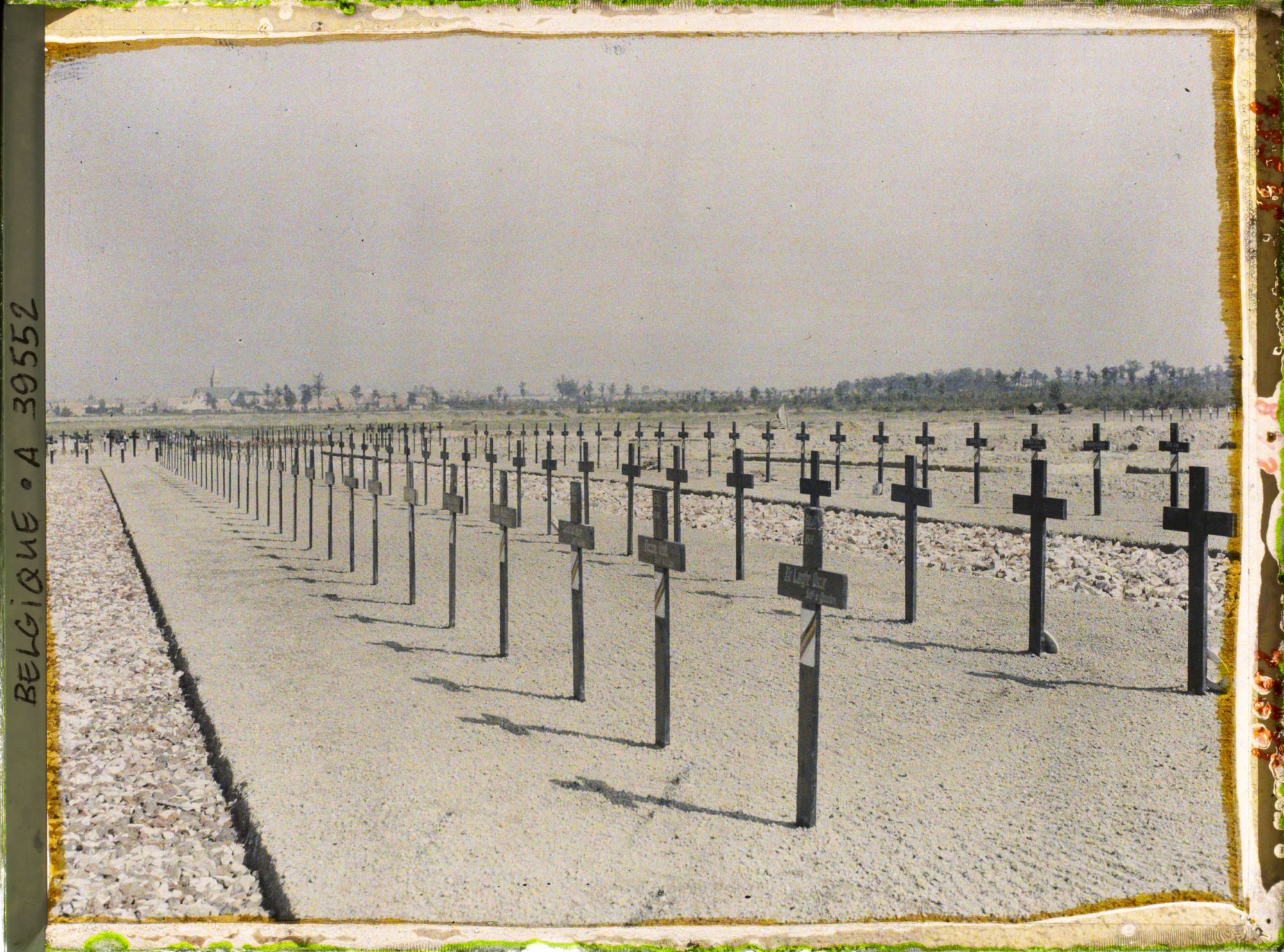 Image représentant Belgique, Font d'Houthulst, Cimetière Belge d'Houthulst dans le fond, le Village
