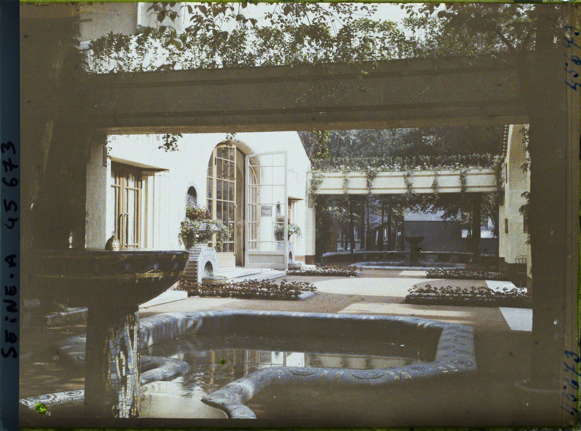 Image représentant L'Exposition des arts décoratifs, Patio devant la porte Saint-Dominique-Constantine