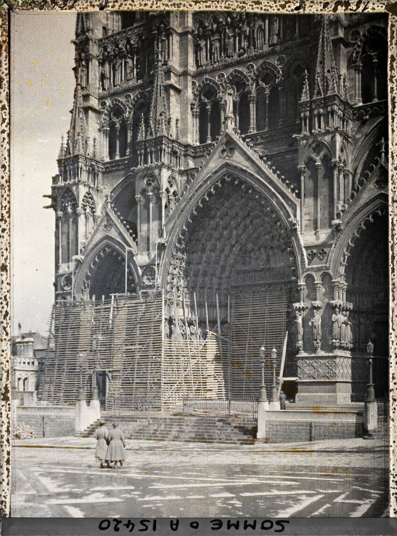 Image représentant France, Amiens, Façade principale de la Cathédrale ; vue prise du Sud Ouest