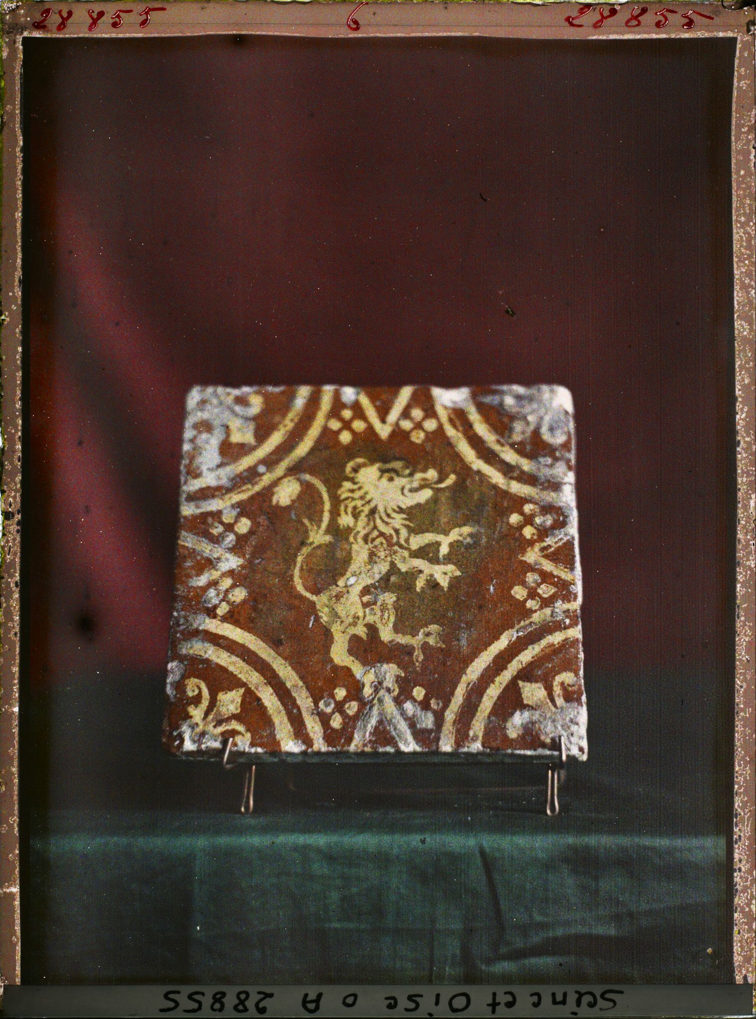 Image représentant Carreau de terre cuite vernissée d'époque médiéval du musée de Sèvres