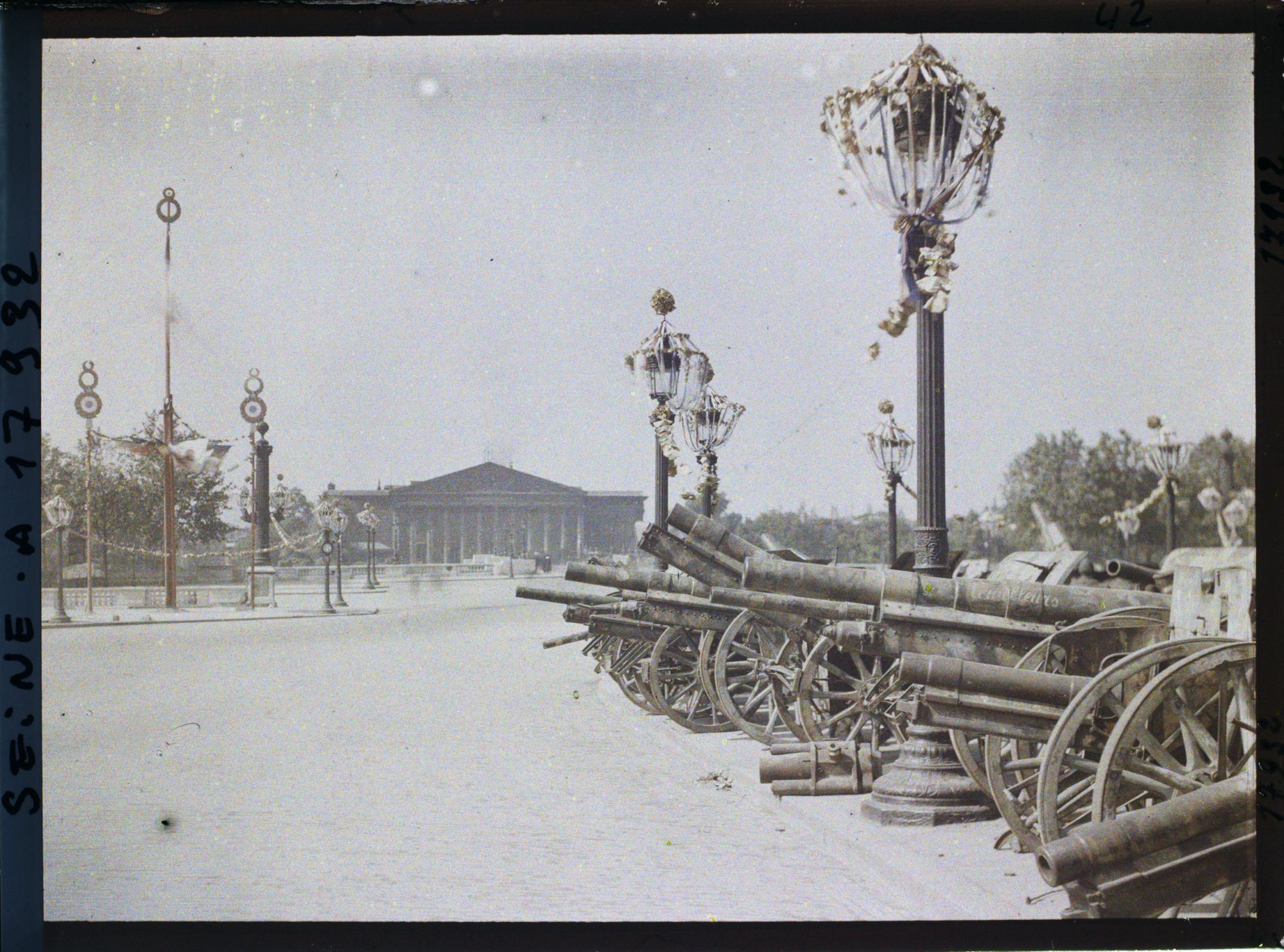 Image représentant Décorations et canons allemands place de la Concorde après les fêtes de la Victoire des 13 et 14 juillet 1919