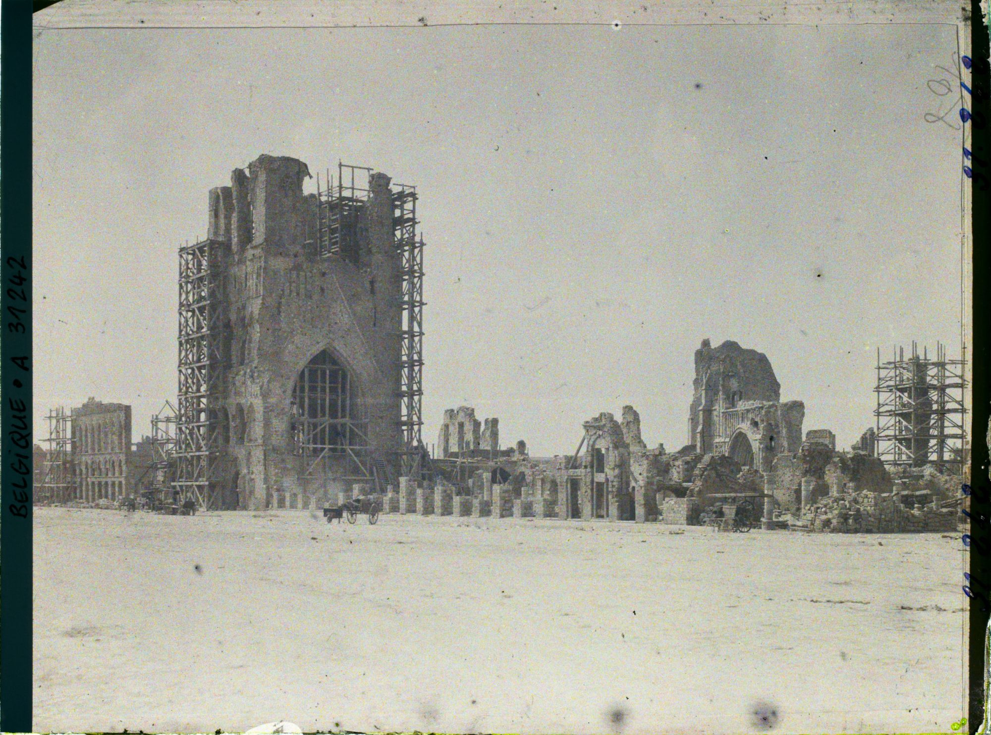 Image représentant Belgique, Ypres, Les Halles vues de la Grande Place