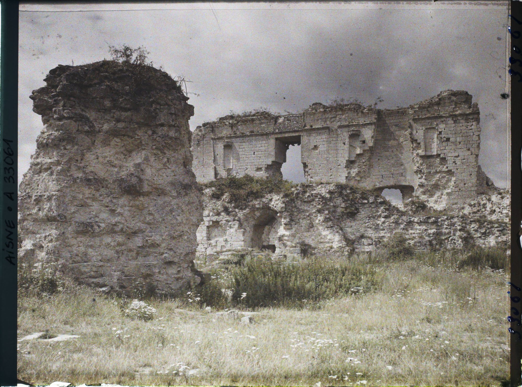 Image représentant France, Coucy le Château, Ruines de la Salle des Preux et ruines du Donjon