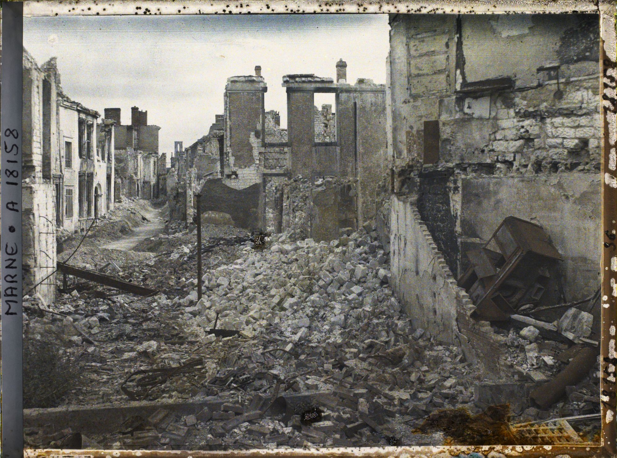 Image représentant France, Reims, Ensemble de ruines près de la rue des Elus.