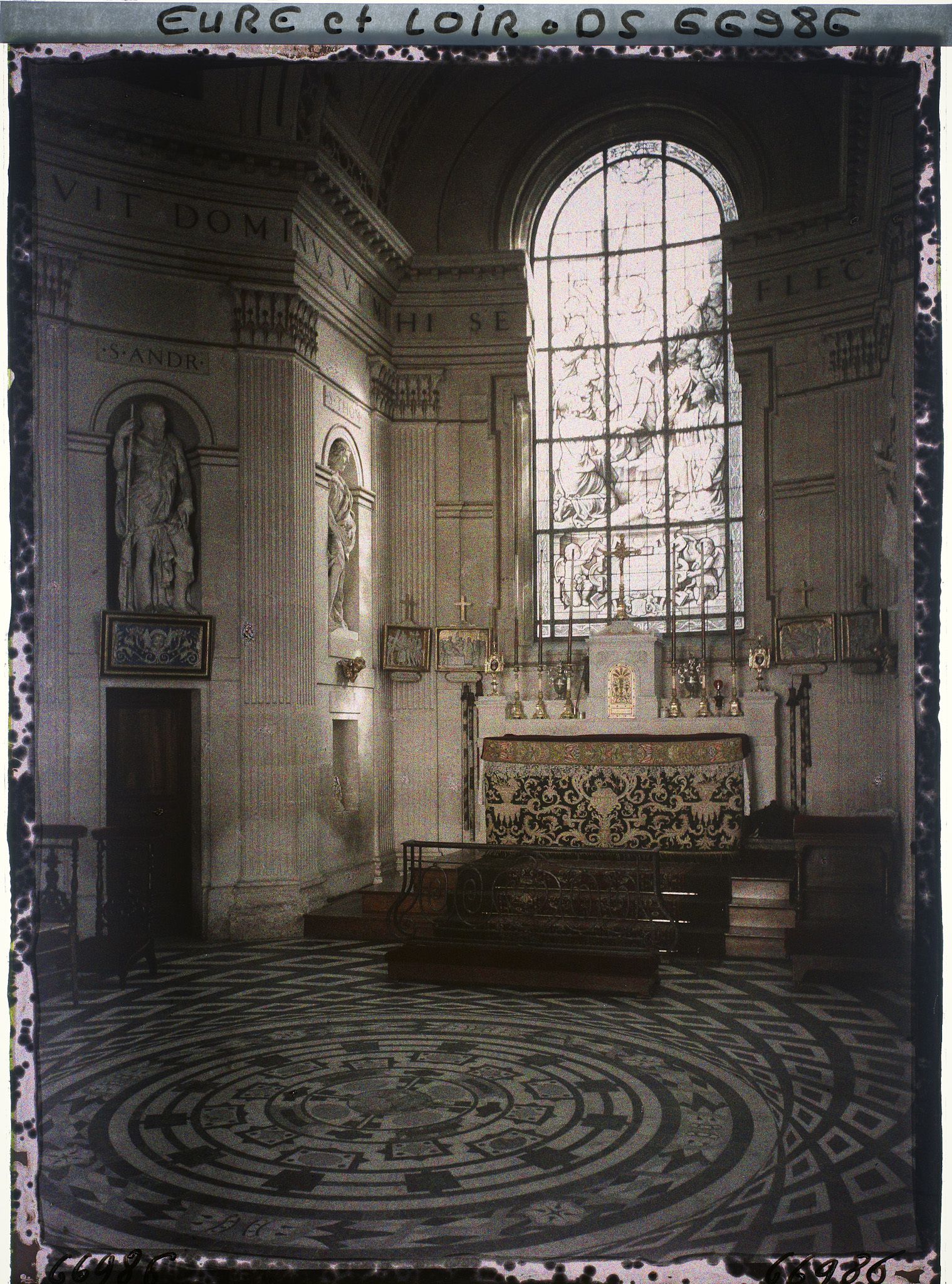 Image représentant Le maitre-autel de la chapelle du château