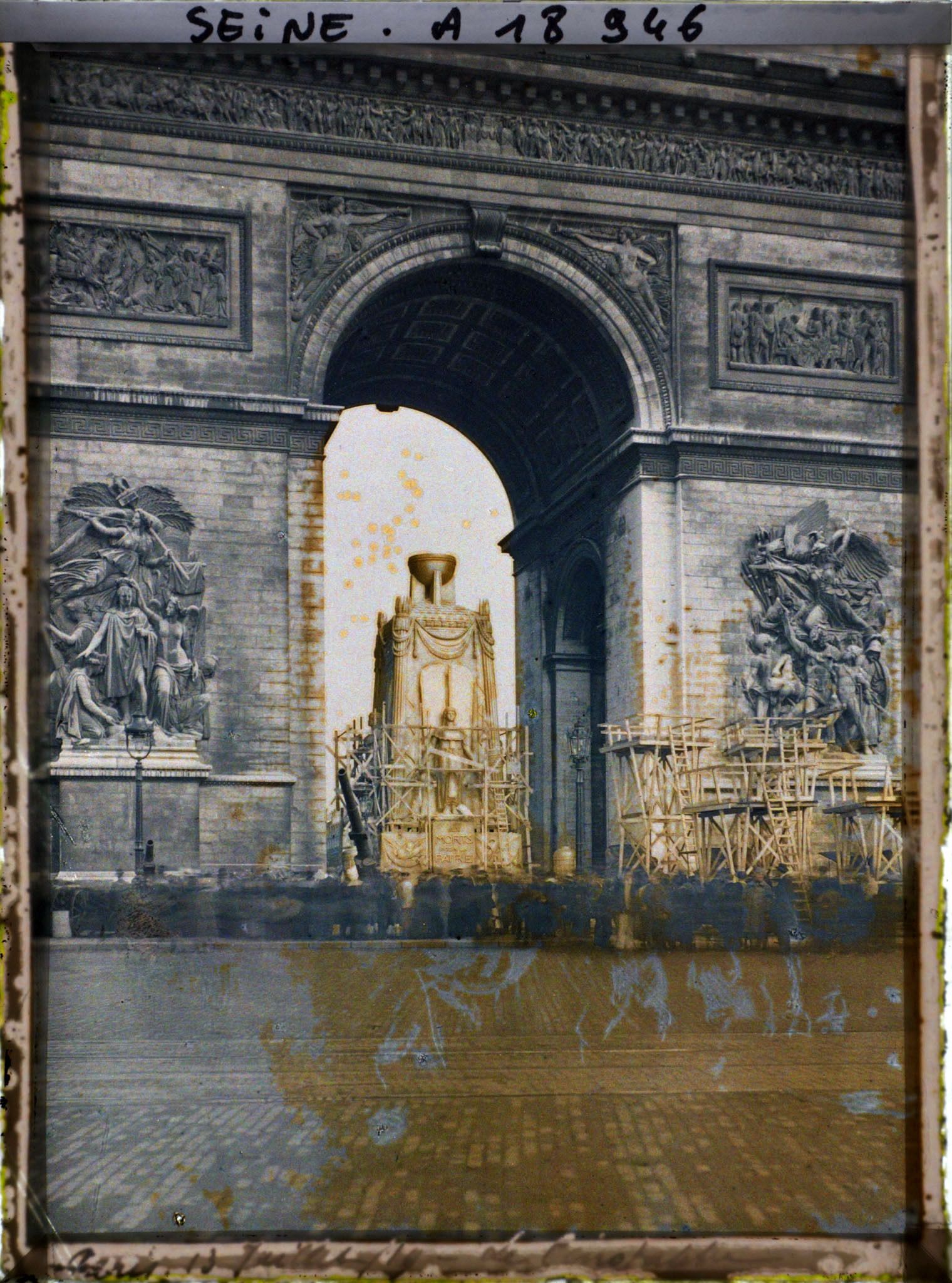 Image représentant Le Cénotaphe dedié aux morts pour la patrie sous l'Arc de Triomphe pour les fêtes des 13 et 14 juillet 1919