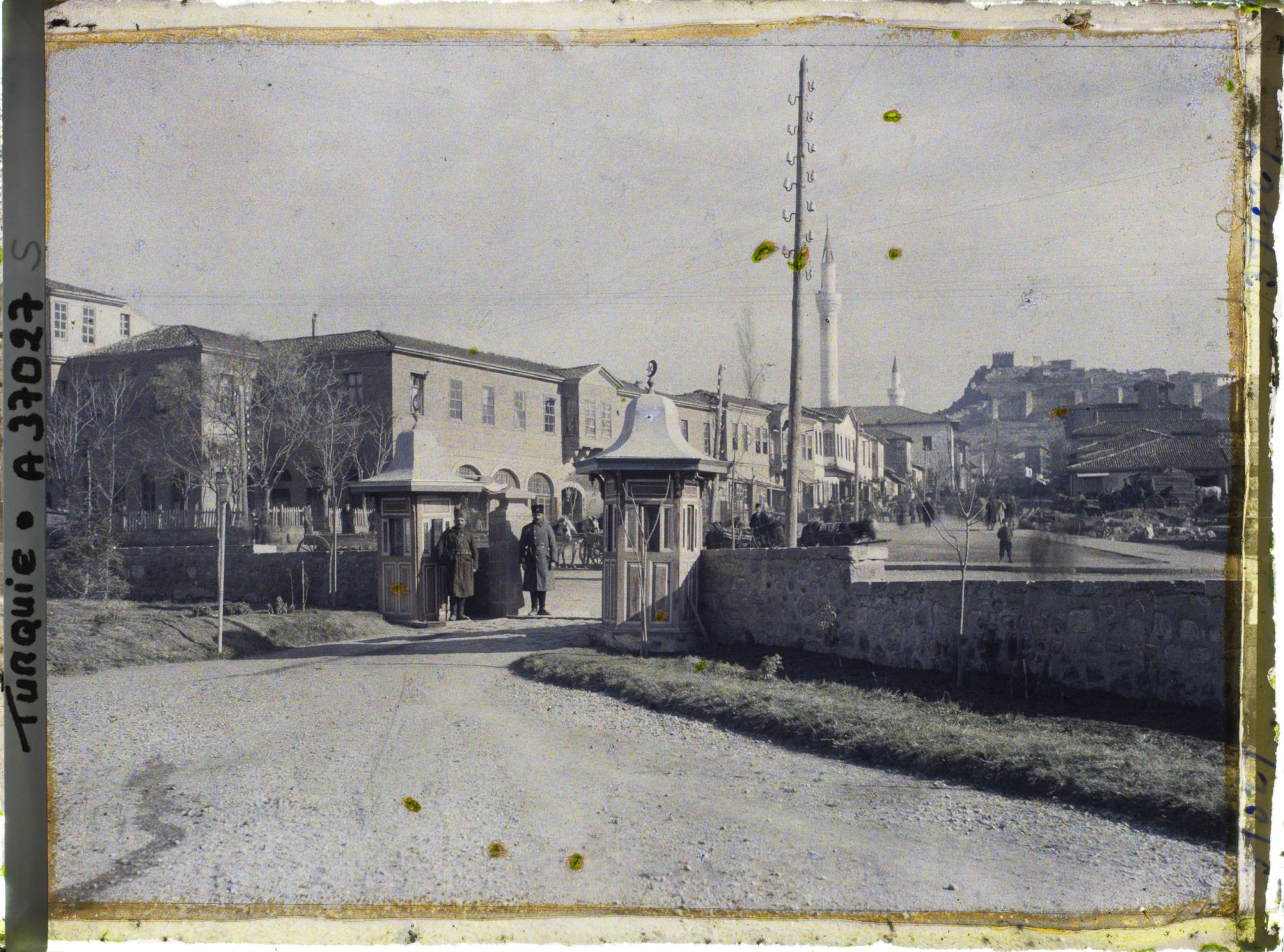 Image représentant L'entrée de la Grande Assemblée Nationale encadrée de guérites (une du bâtiment lui-même). A l'arrière plan, ville basse et au fond, la citadelle