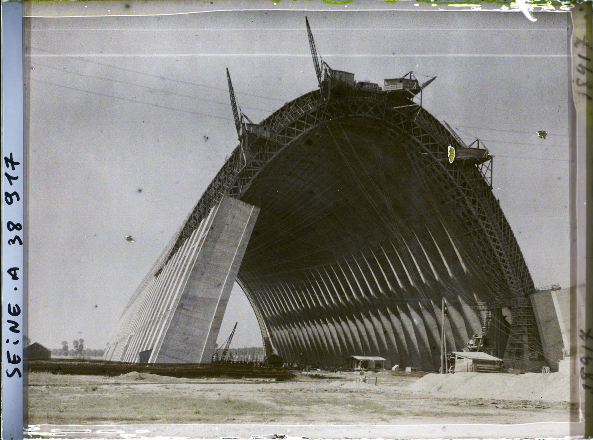 Image représentant Vue d'un des hangars à dirigeables (peut-être celui à l'ouest) en construction