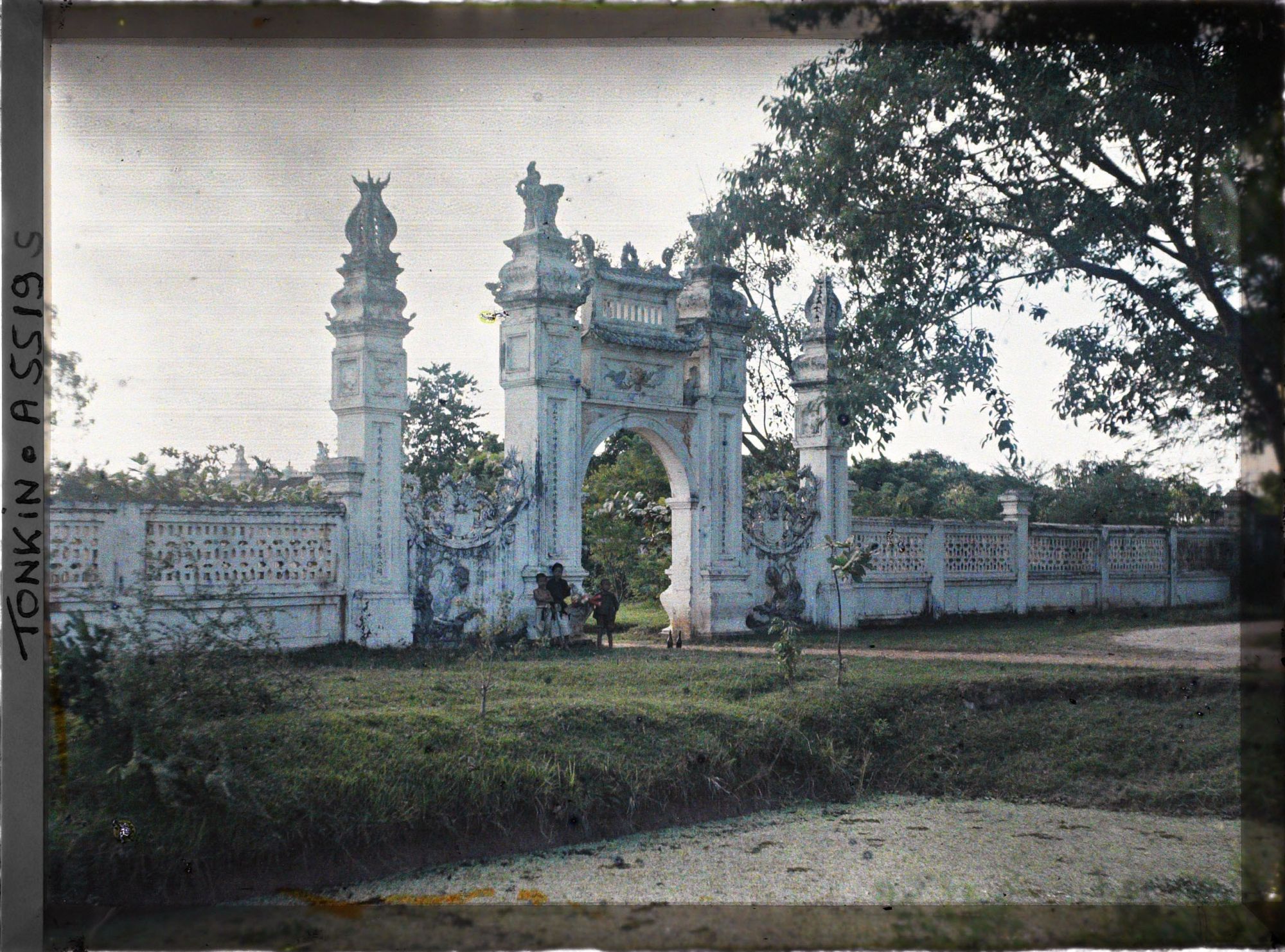 Image représentant L'entrée du domaine de Thai-ha, ancienne propriété de Hoang Cao Khai, dernier Kinh lu'o'c (vice-roi) du Tonkin