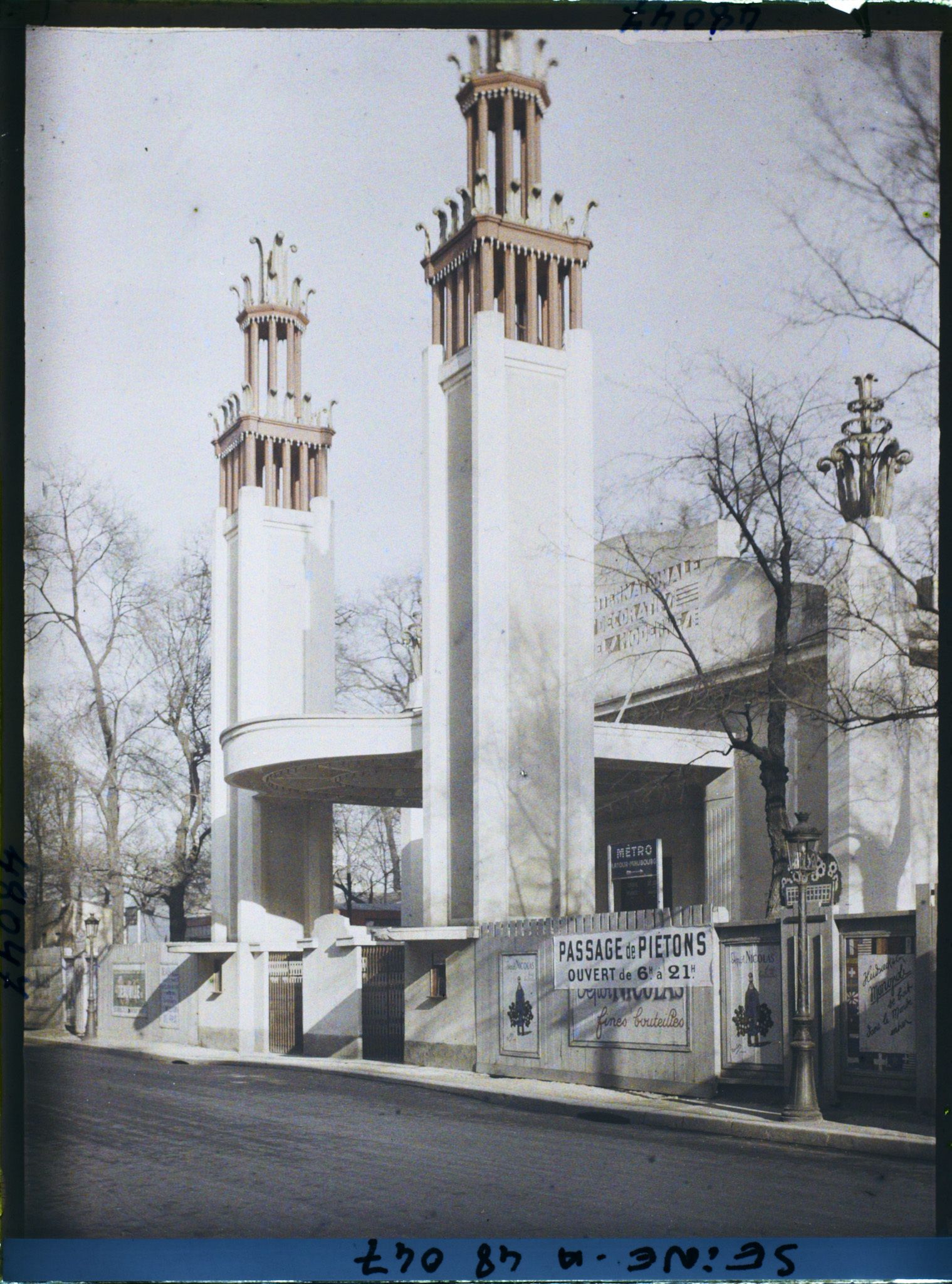 Image représentant L'Exposition des arts décoratifs, la porte Université-Fabert