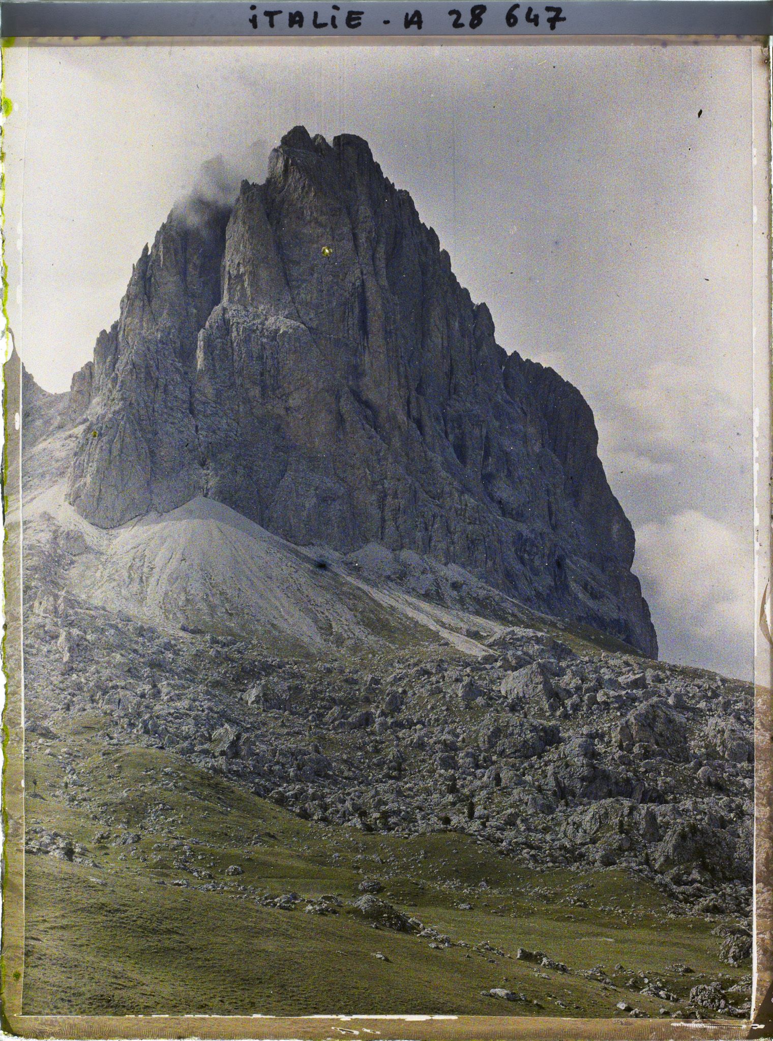 Image représentant Le Langkofel ou Sassolungo (littéralement la "longue pierre", 3181 m)