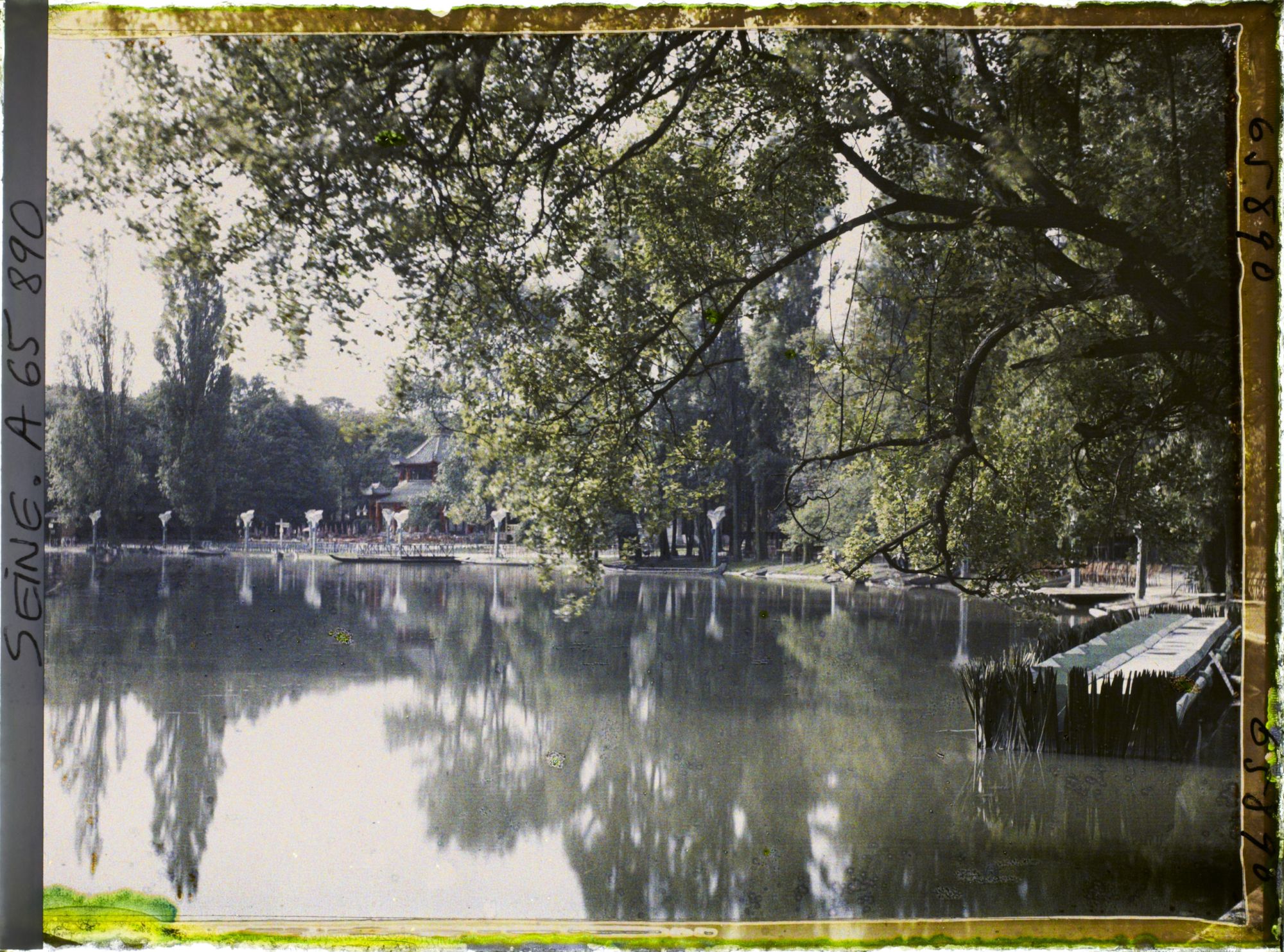 Image représentant L'Exposition Coloniale Internationale de 1931, vue sur le lac Daumesnil