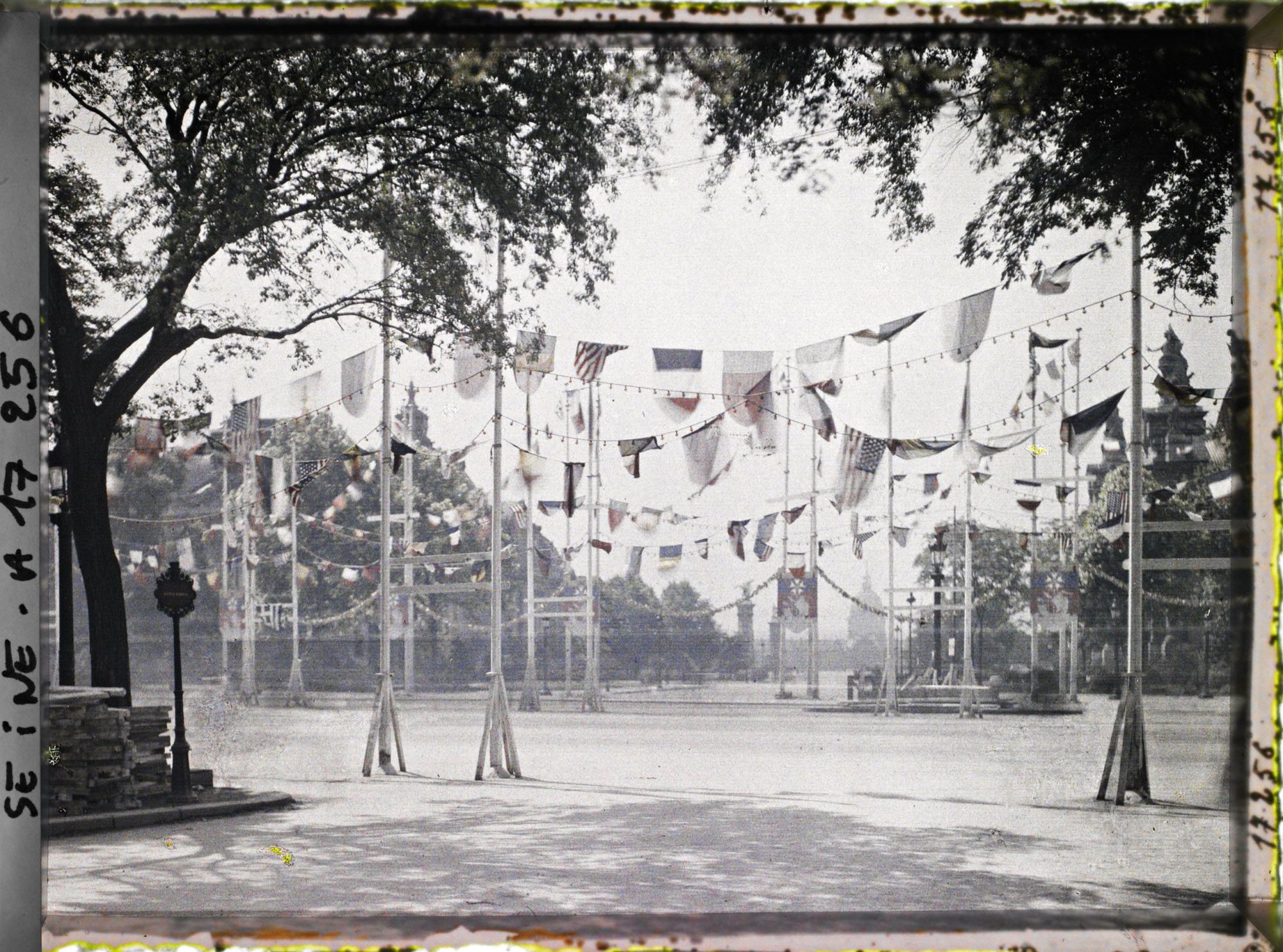 Image représentant L'avenue Alexandre-III, actuelle avenue Winston-Chrurchill, décorée de drapeaux pour les fêtes de la Victoire des 13 et 14 juillet, vue de l'actuelle place Clémenceau