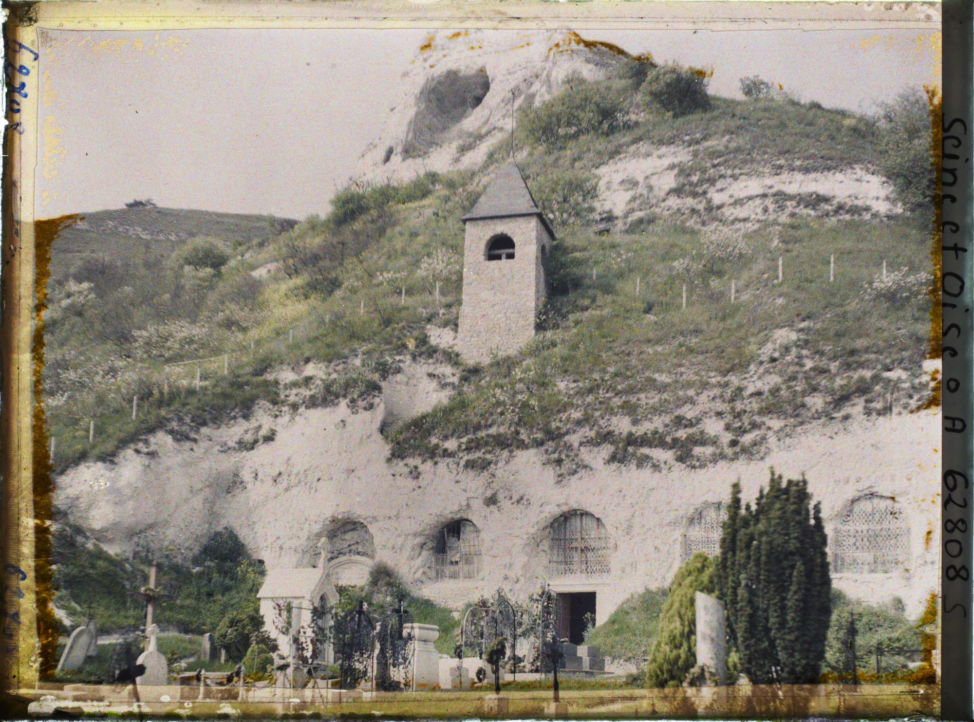 Image représentant Ile de France, Hte Isle, La vieille Eglise creusée dans le rocher
