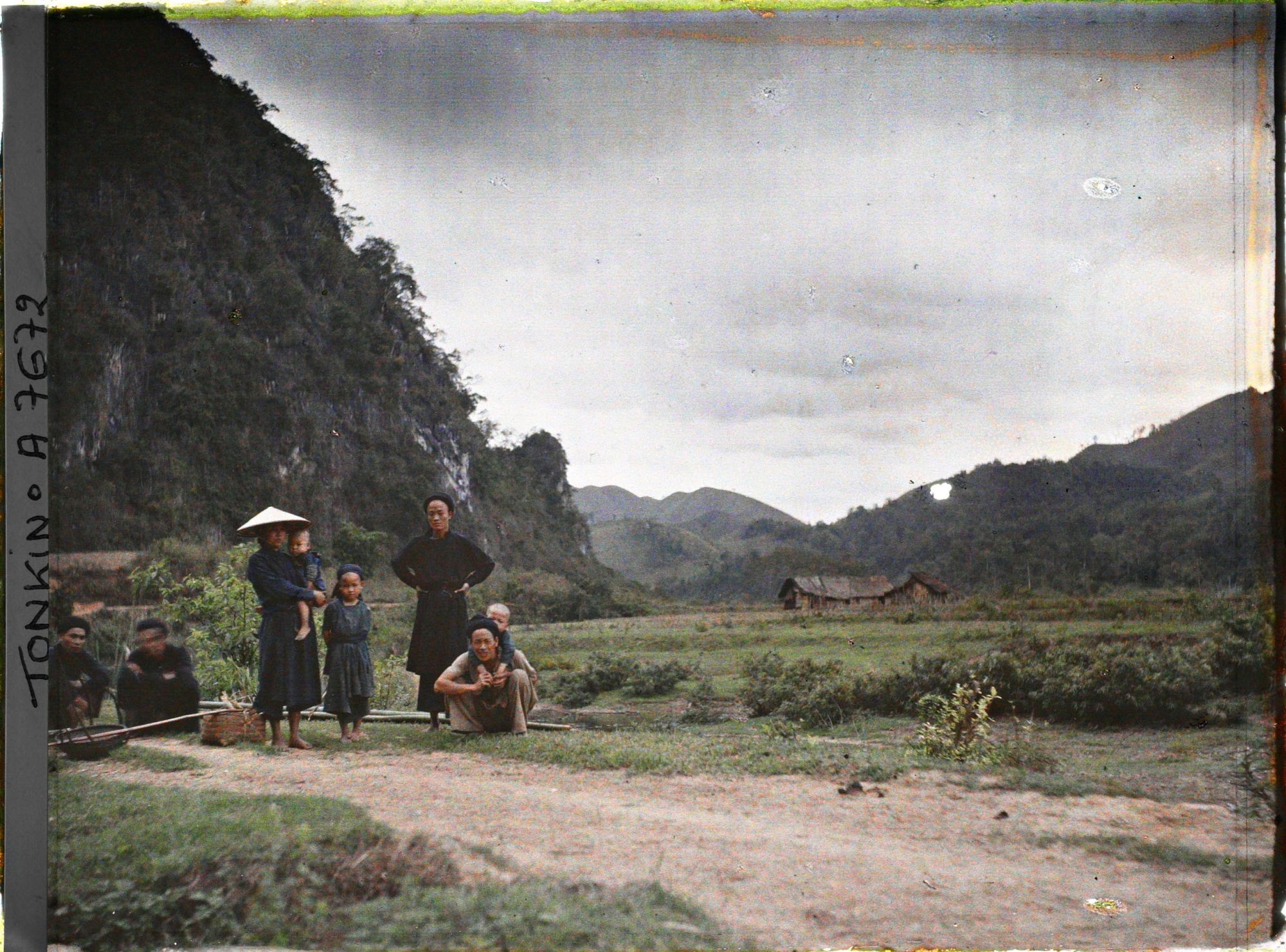 Image représentant Des marchands ambulants et des villageois thaï au bord d'un chemin du massif de Bac-so'n (ou massif De Cai-binh)