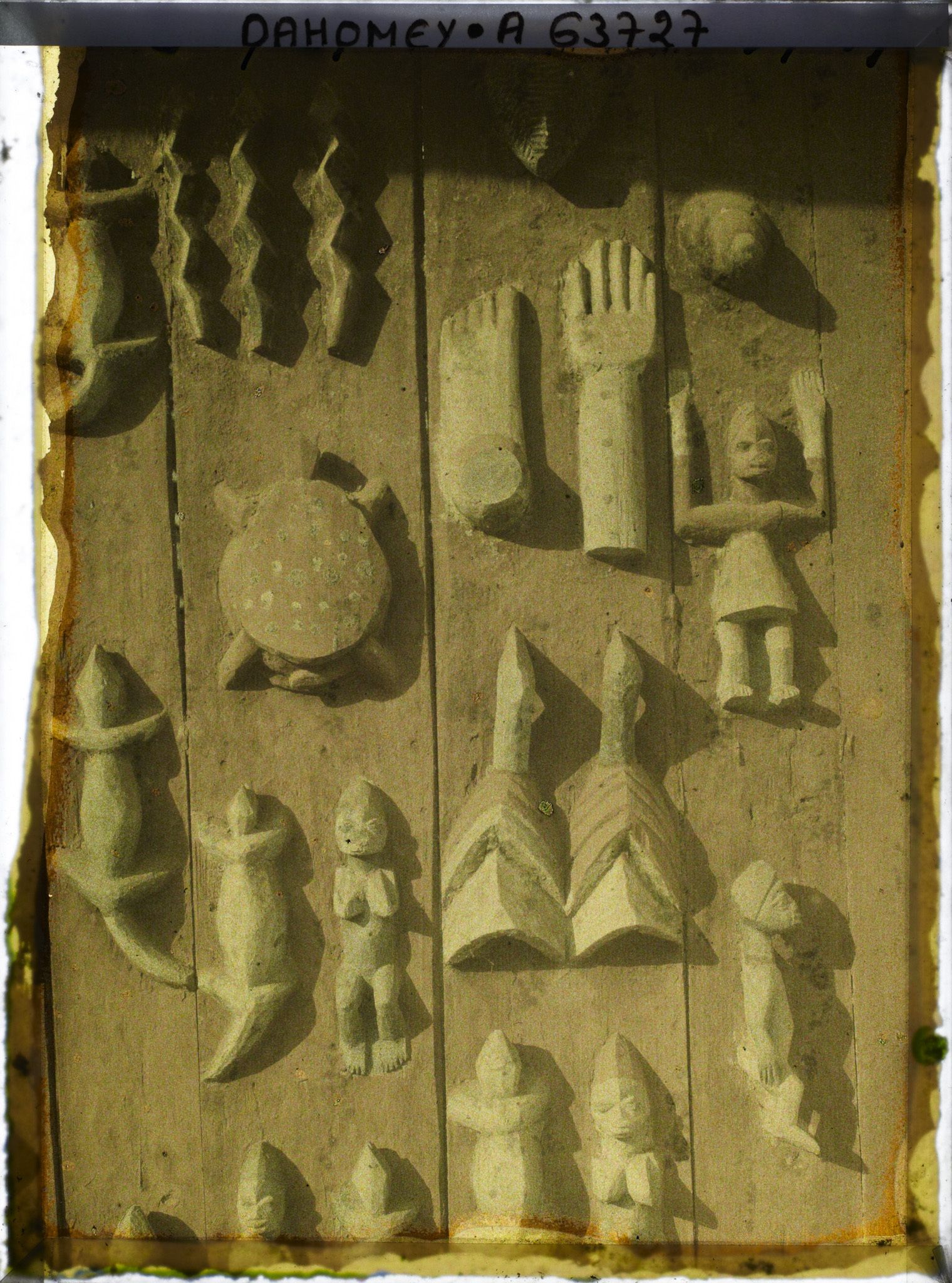 Image représentant Détail de la porte du palais du roi Tôli, motifs sculptés