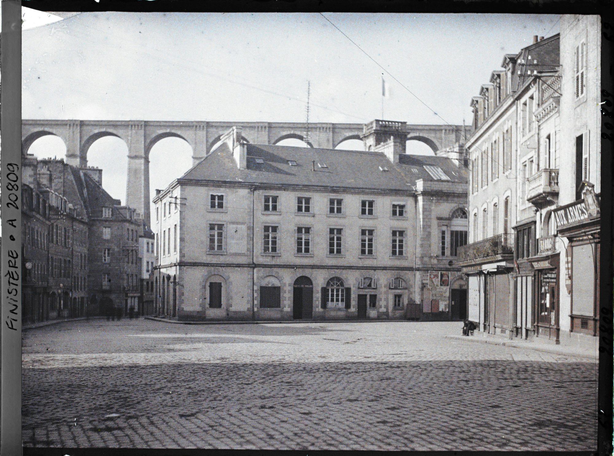 Image représentant Place Emile-Souvestre, l'arrière de l'hôtel-de-ville et le viaduc