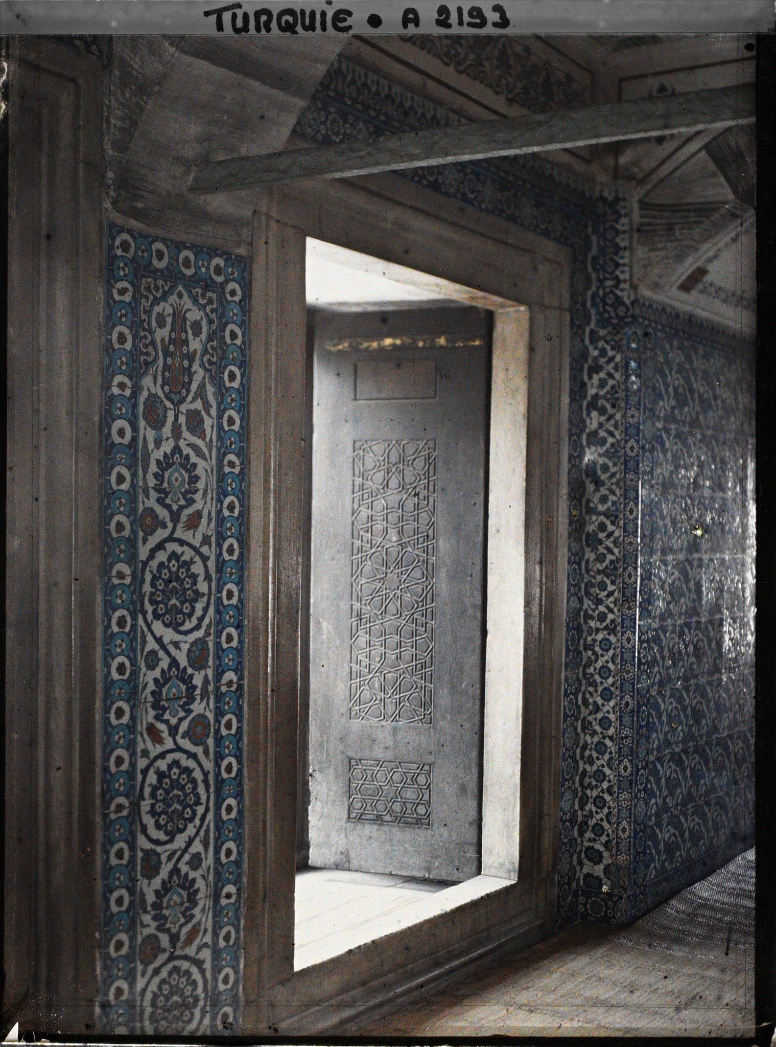 Image représentant Une porte ciselée entourée de faïences de la Rustem Pasa Camii ("mosquée de Rustem Pasa")