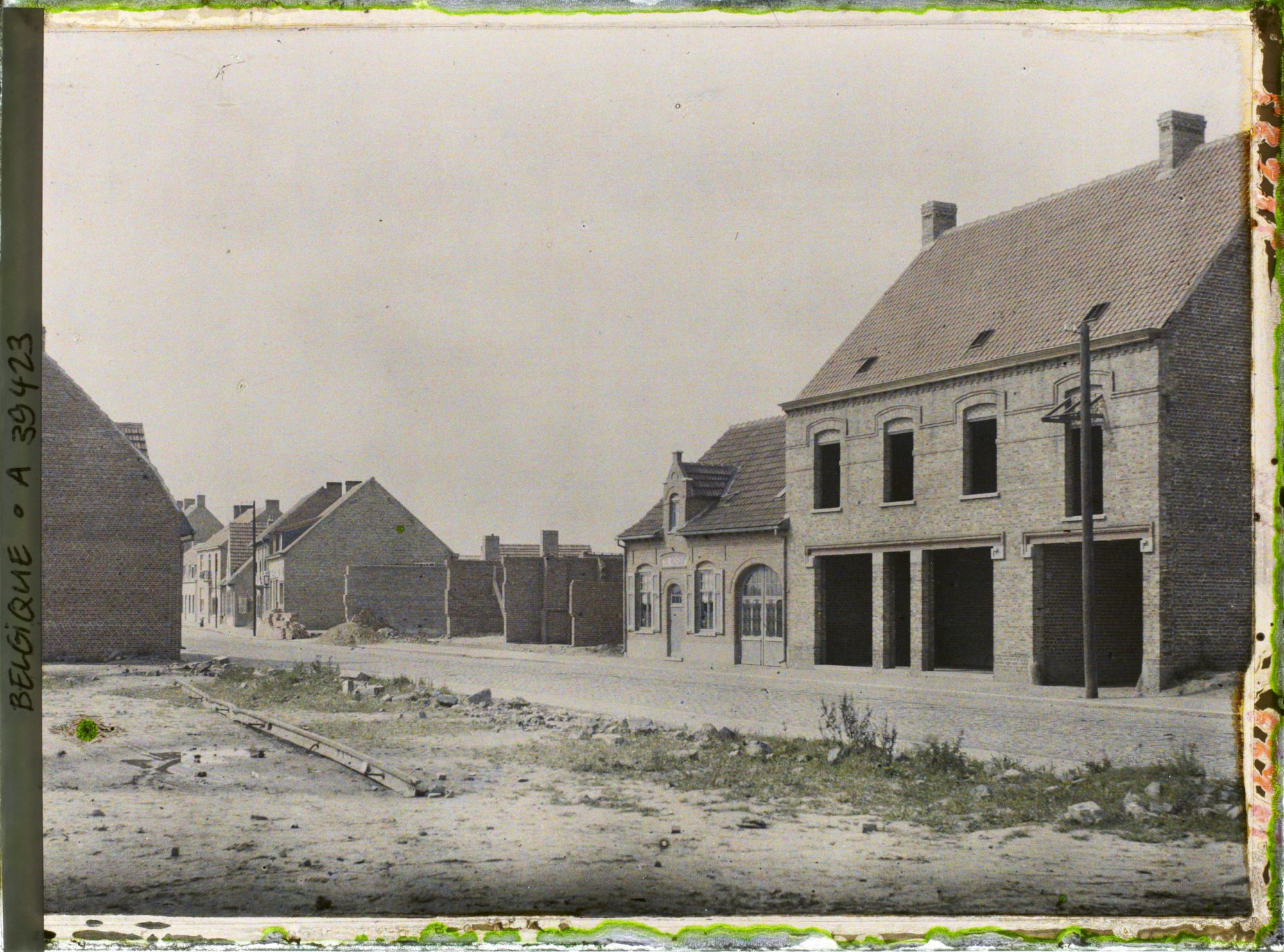 Image représentant Belgique, Poelcapelle, Une rue reconstruite