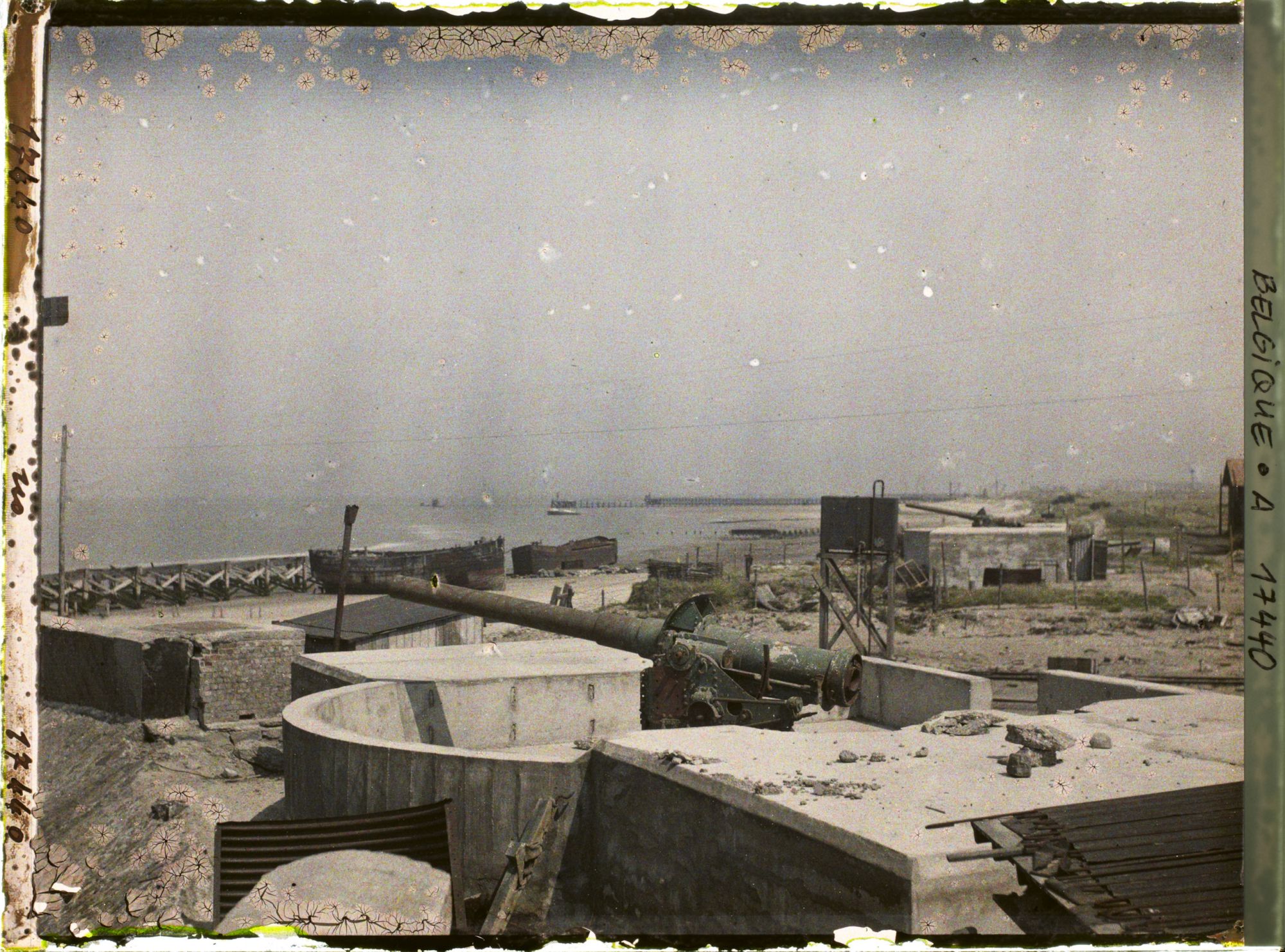 Image représentant Belgique, Zee Brugge, L'Entrée du Môle ; les Canons