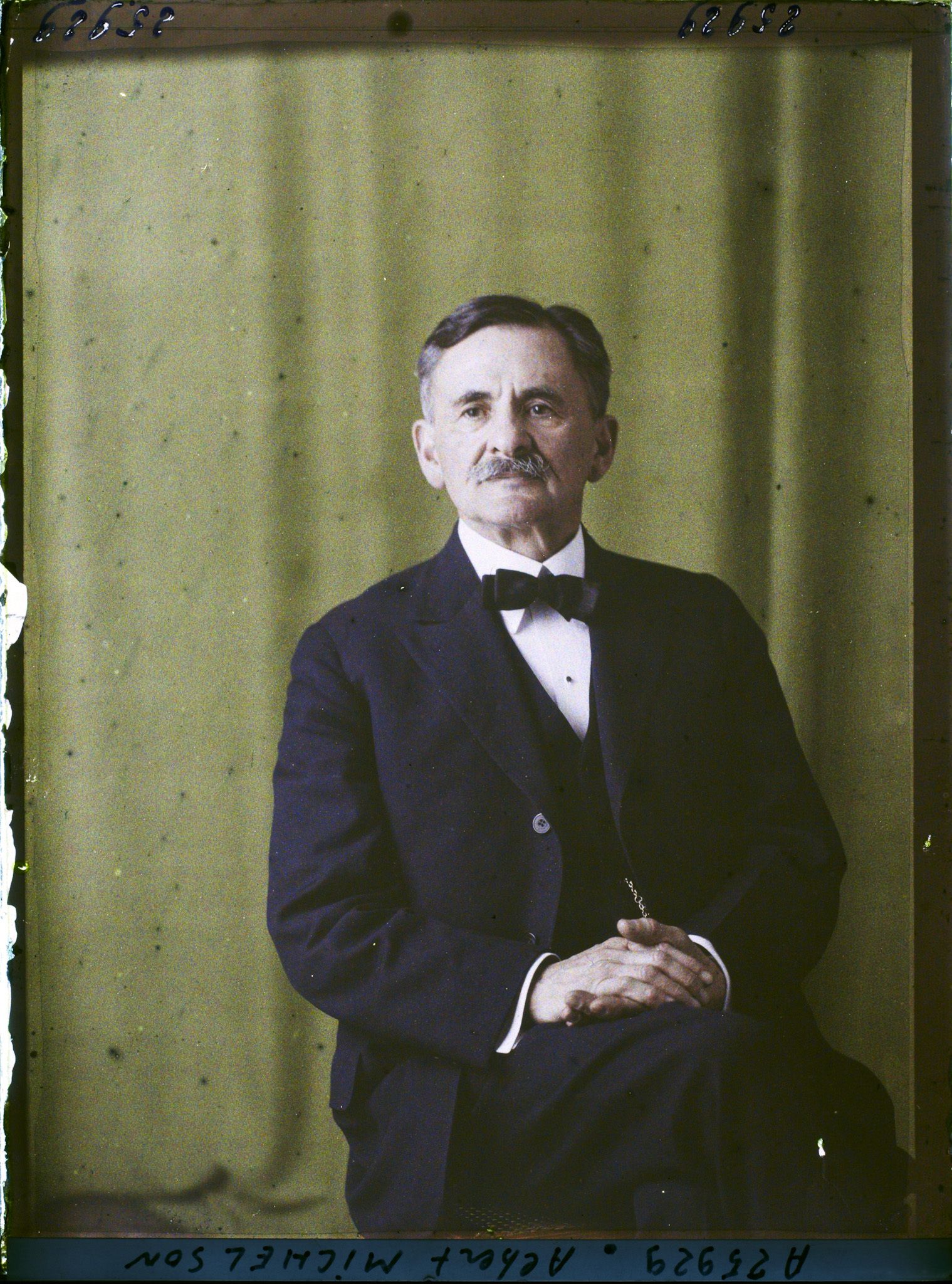 Image représentant Monsieur  https://musee-albert-kahn.s-museum.fr/home/NWQ2OTAwYzNmYjZlZTk1ZWQwODJmMjY4L2dlbmVyaWMtbm90aWNlLXRhYi9hdXRob3JpdHkvNjE3YTc5ZjVjZjhiODk2OGIzMzM3ZDIx/5d6900c3fb6ee95ed082f268/generic-notice-tab/authority/617a79ebcf8b8968b33373fa Albert Michelson