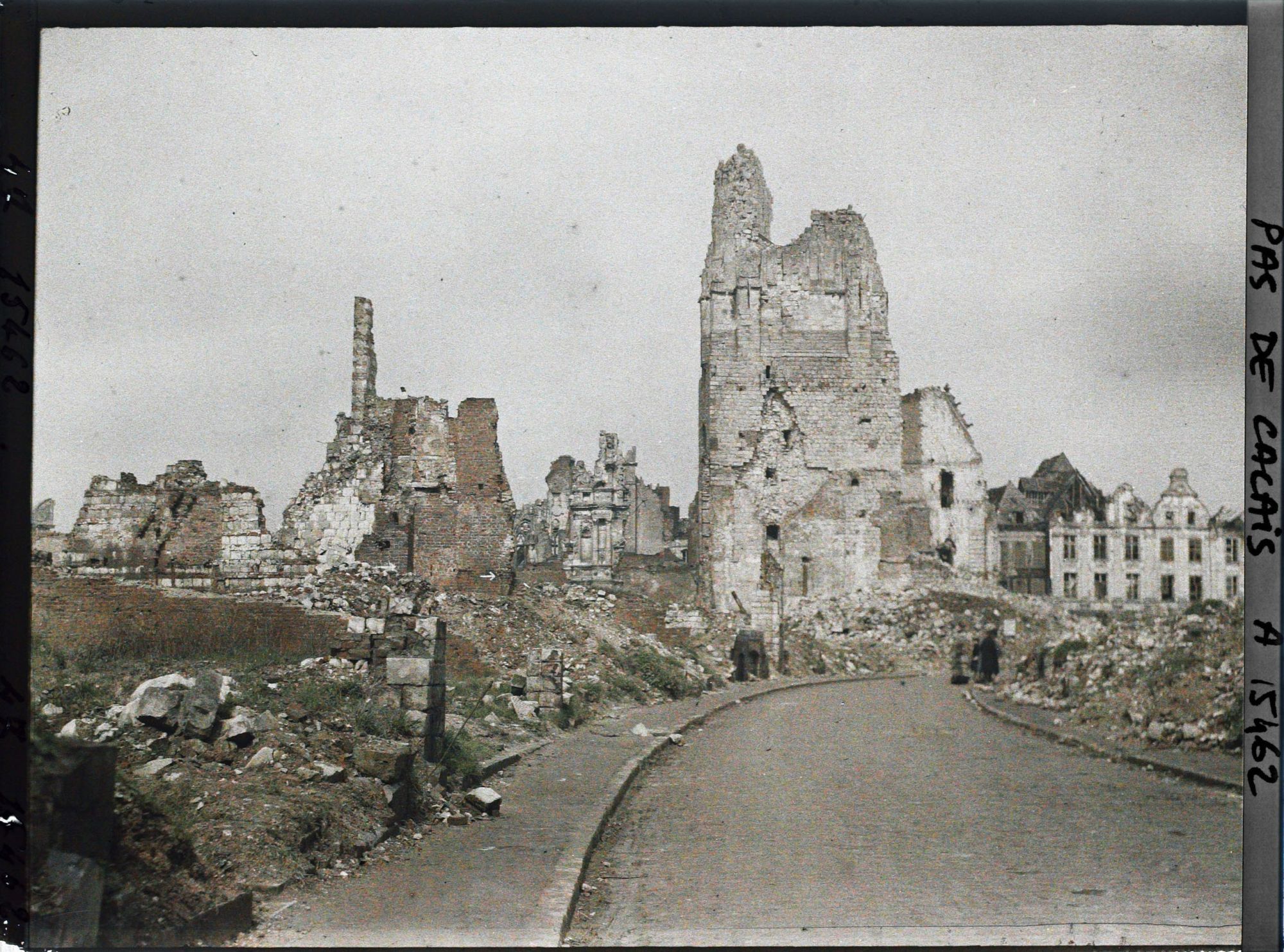 Image représentant France, Arras, La Rue St Géry et, au fond l'Hotel de Ville