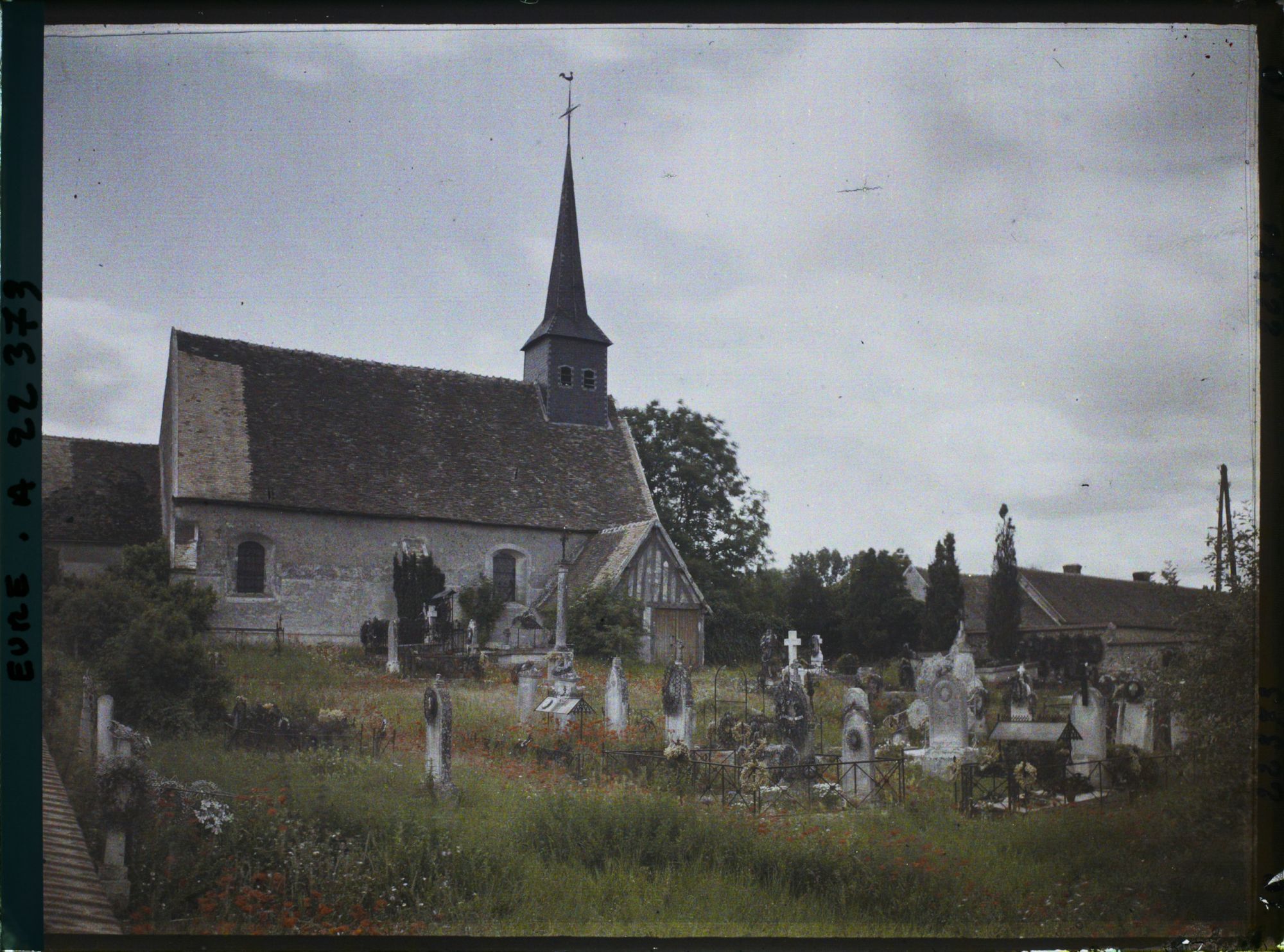 Image représentant L'église et le cimetière