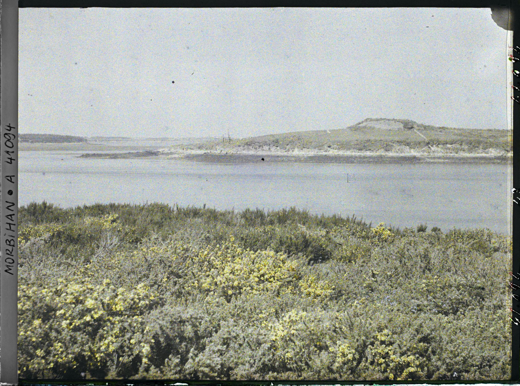 Image représentant L'île de Gavrinis et son tumulus vus depuis l'îlot d'Er Lannic