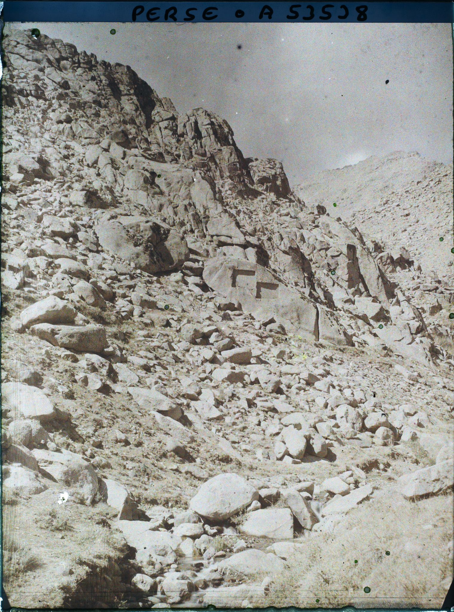 Image représentant Le site des inscriptions antiques Ganj-Nameh (le livre du trésor), sur les flancs du Kuh-e Alvand