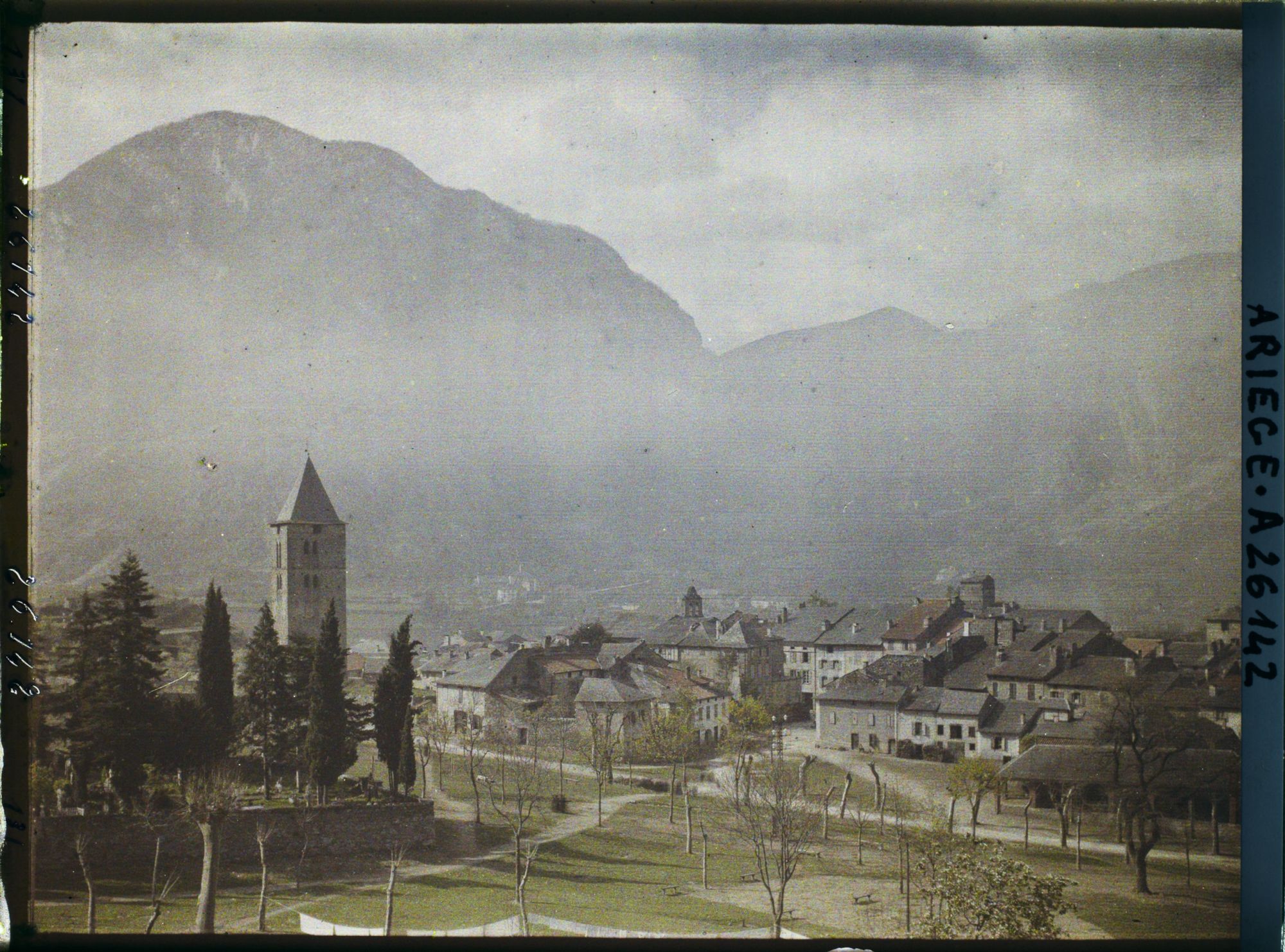 Image représentant Vue générale ; à droite, l'entrée de la vallée du Vicdessos
