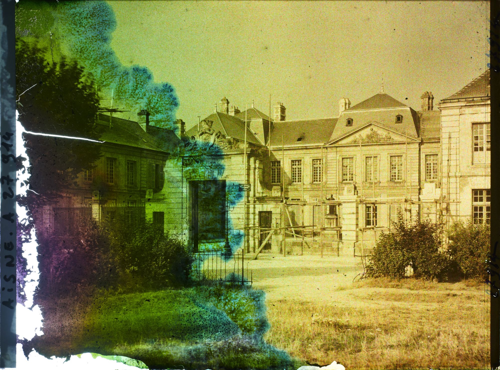 Image représentant France, Soissons, L'Hôtel de Ville en réparations