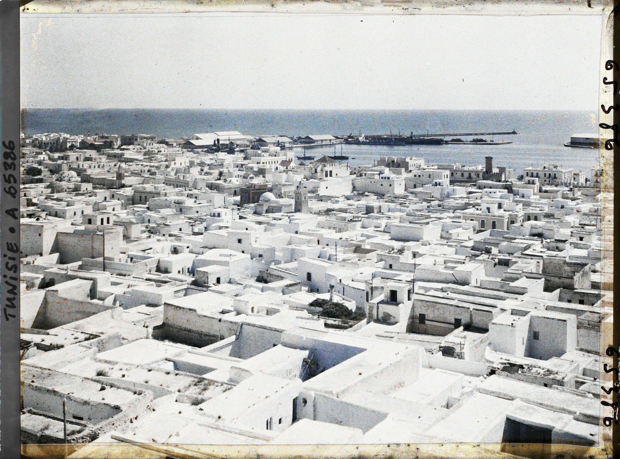 Image représentant Vue panoramique de la médina et du port, prise depuis la casbah