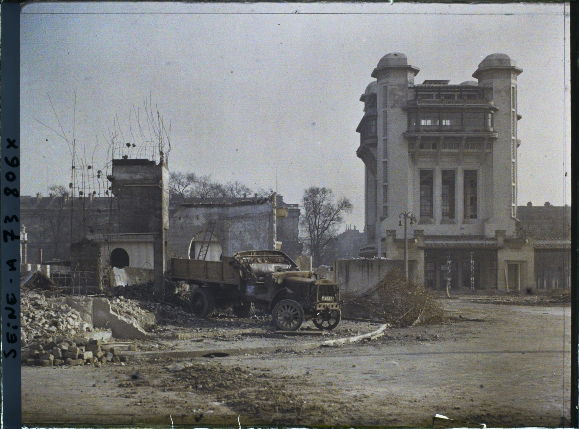 Image représentant L'exposition des arts décoratifs, démolition des pavillons sur l'esplanade des Invalides